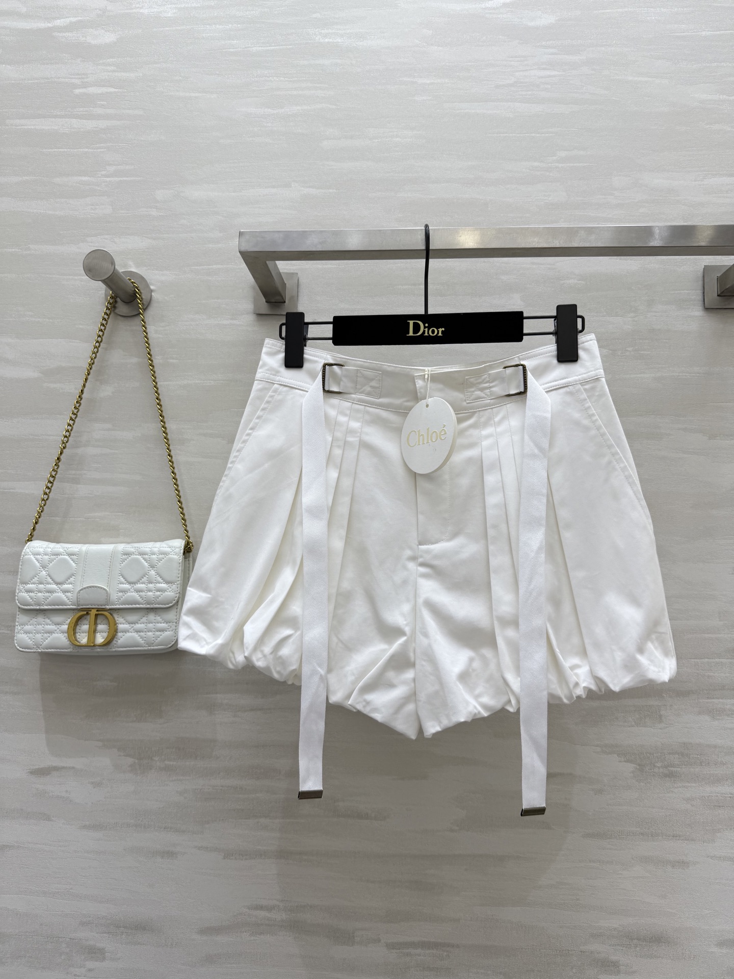 NO:410401,#Chloss Vacation Series Webbing Lantern Shorts Retro Court Style, Beautiful in the upper body so beautiful that you have no friends!  High waist pleated buds leg design is super slim, high quality customization, spot first-time sizeS/M/L (size size 70, hip circumference 96, pants length 34), chloe, shorts, alexander wang19860909#Chloss度假系列织带灯笼短裤 复古宫廷风 上身美到没朋友！高腰褶裥花苞裤腿设计超级显瘦 高品质定制 现货首发sizeS/M/L（s码腰围70,臀围96,裤长34）,,chloe,shorts,alexander wang,Women's clothing