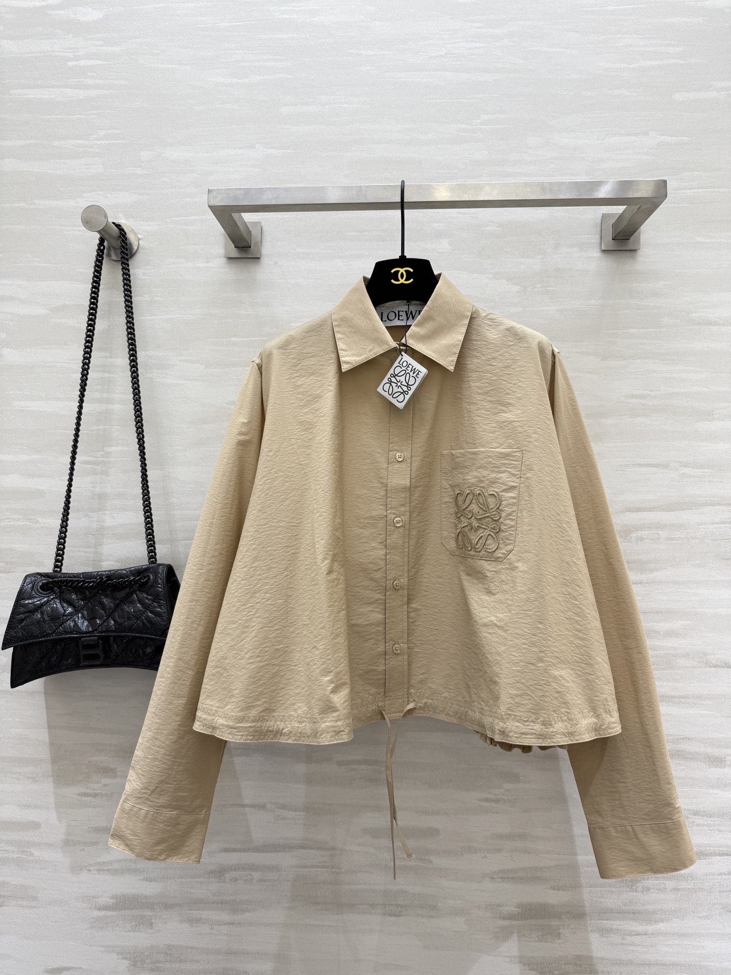 NO:410407,#Loew Paulas series French literature Textured poplin cotton drawstring shirt jacket Simple and high-end front straw badge embroidery back slit design full of drawstring hem High quality customization Spot sizeS/M/L (size size 41 shoulder width, bust 130, length 54), loewe, espadrilles, jackets & coats,shirts,alexander wang19860909#Loew Paulas系列 法式文艺 纹理府绸棉质抽绳衬衫外套 简约高级 前襟草编徽章刺绣 后背开叉设计感十足 抽绳下摆 高品质定制 现货首发sizeS/M/L（s码肩宽41,胸围130,衣长54）,,loewe,espadrilles,jackets & coats,shirts,alexander wang,Women's clothing
