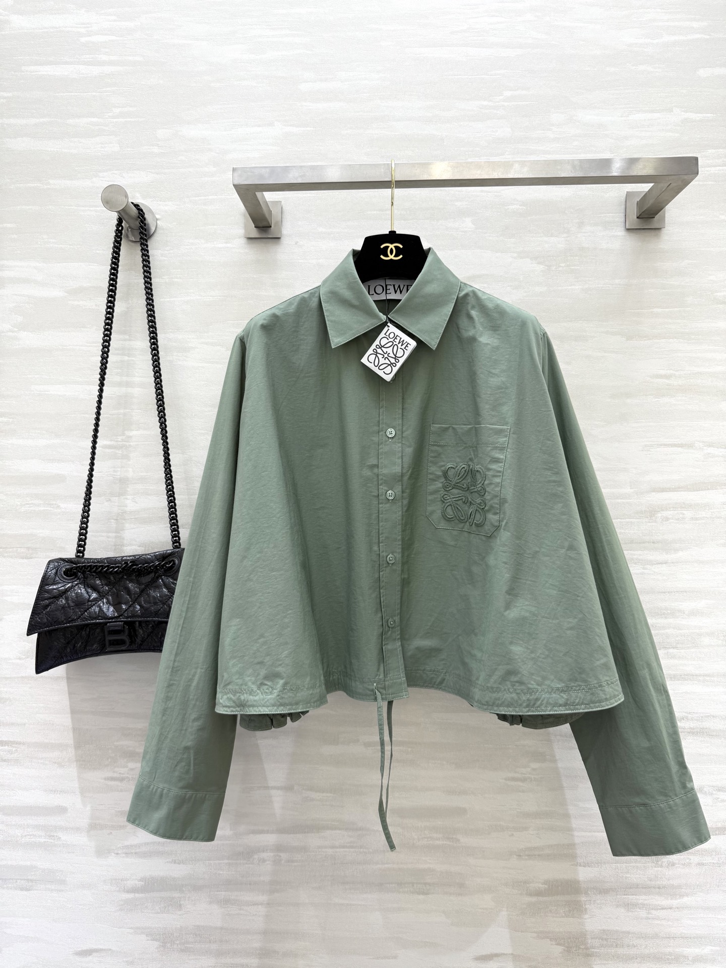 NO:410420,#Loew Paulas series French literature Textured poplin cotton drawstring shirt jacket Simple and high-end front straw badge embroidery back slit design full of drawstring hem High quality customization Spot sizeS/M/L (size size 41 shoulder width, bust 130, length 54), loewe, espadrilles, jackets & coats,shirts,alexander wang19860909#Loew Paulas系列 法式文艺 纹理府绸棉质抽绳衬衫外套 简约高级 前襟草编徽章刺绣 后背开叉设计感十足 抽绳下摆 高品质定制 现货首发sizeS/M/L（s码肩宽41,胸围130,衣长54）,,loewe,espadrilles,jackets & coats,shirts,alexander wang,Women's clothing