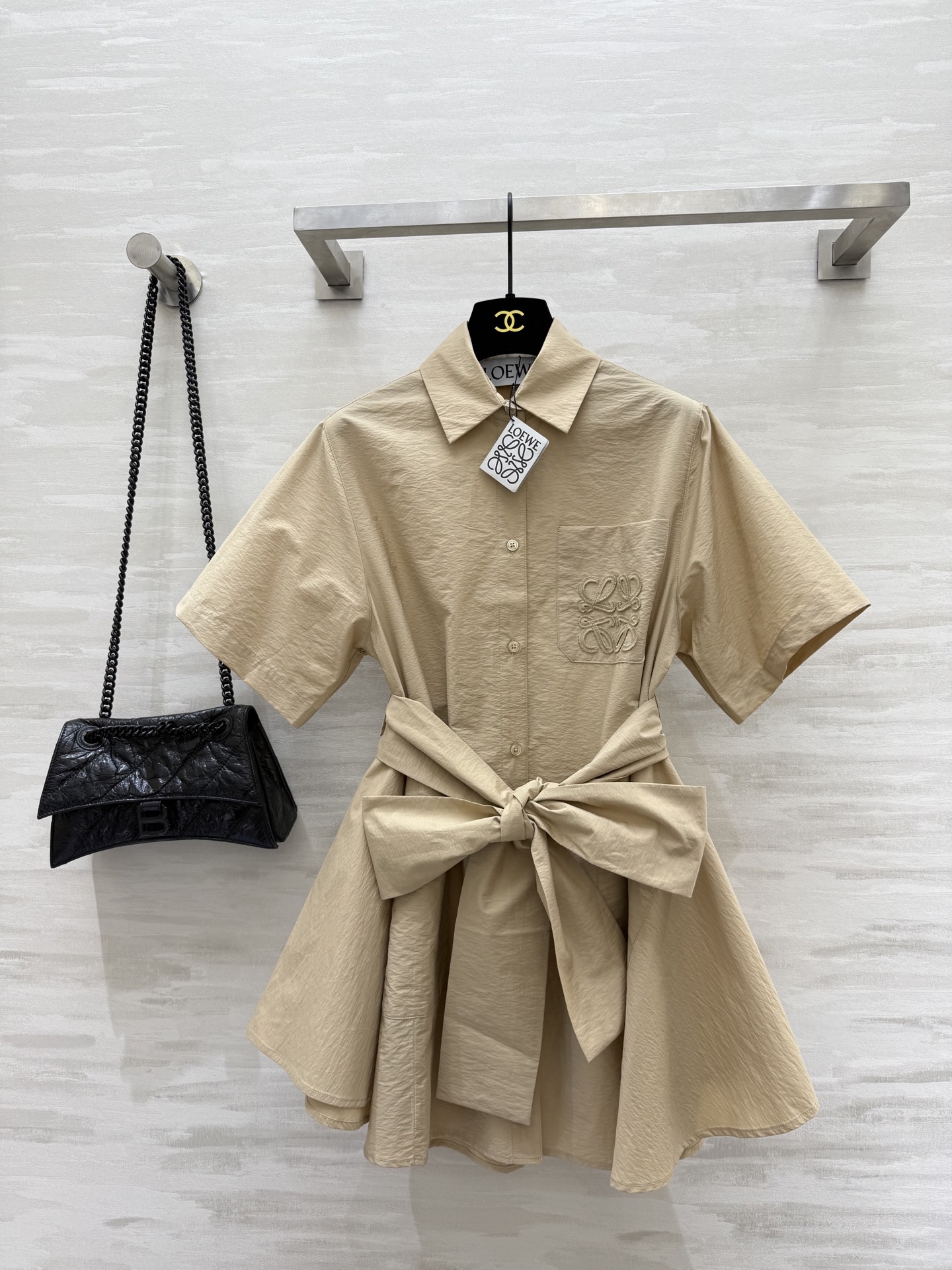 NO:410432,#Loew Paulas series French literature Textured poplin cotton strap shirt dress Simple and high-end front straw badge embroidery irregular strap waist-hugging style fashionable and slimming High-quality customization Spot first-time sizeS/M/L (size s-shoulder width 39, bust 100, length 81), loewe, espadrilles, skirts, shirts, alexander wang19860909#Loew Paulas系列 法式文艺 纹理府绸棉质绑带衬衫式连衣裙 简约高级 前襟草编徽章刺绣 不规则绑带收腰版型时髦显瘦 高品质定制 现货首发sizeS/M/L（s码肩宽39,胸围100,衣长81）,,loewe,espadrilles,skirts,shirts,alexander wang,Women's clothing