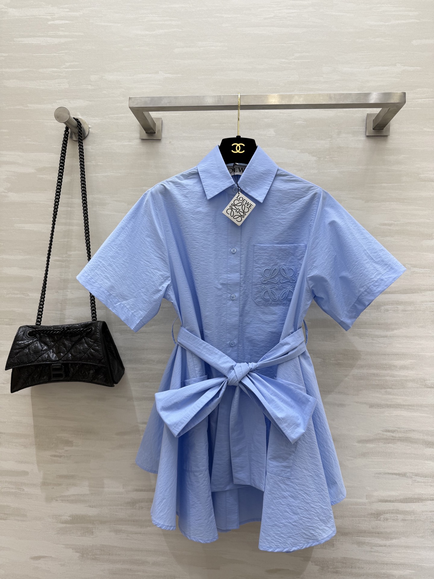 NO:410487,#Loew Paulas series French literature Textured poplin cotton strap shirt dress Simple and high-end front straw badge embroidery irregular strap waist-hugging style fashionable and slimming High-quality customization Spot first-time sizeS/M/L (size s-shoulder width 39, bust 100, length 81), loewe, espadrilles, skirts, shirts, alexander wang19860909#Loew Paulas系列 法式文艺 纹理府绸棉质绑带衬衫式连衣裙 简约高级 前襟草编徽章刺绣 不规则绑带收腰版型时髦显瘦 高品质定制 现货首发sizeS/M/L（s码肩宽39,胸围100,衣长81）,,loewe,espadrilles,skirts,shirts,alexander wang,Women's clothing