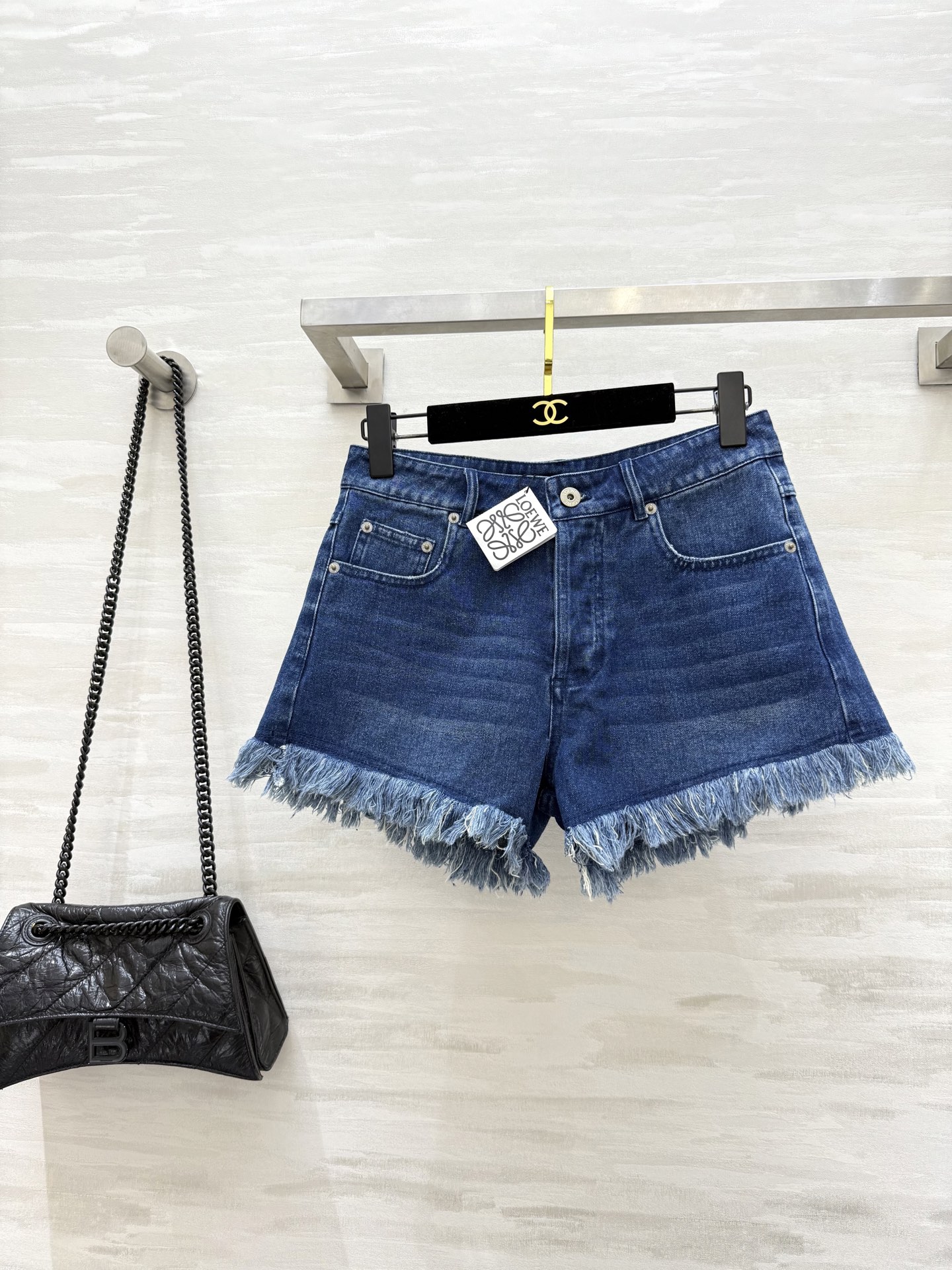 NO:410494,#Loewss retro bristle, ultra-short denim shorts, heavy industry three-dimensional toothbrush embroidered logo pocket, imported denim, full of muscles and bones, active washing process, excellent upper body effect!  The classic style is not picky, versatile and fashionable!  High-quality customization Spot first-time sizeS/M/L (size size 70, hip circumference 90, pants length 30), loewe, shorts, alexander wang19860909#Loewss复古毛边 洗水超短牛仔短裤 重工立体牙刷绣logo口袋 进口牛仔 筋骨感十足 活性洗水工艺上身效果超赞！经典版型不挑人 百搭又时髦！高品质定制 现货首发sizeS/M/L（s码腰围70,臀围90,裤长30）,,loewe,shorts,alexander wang,Women's clothing