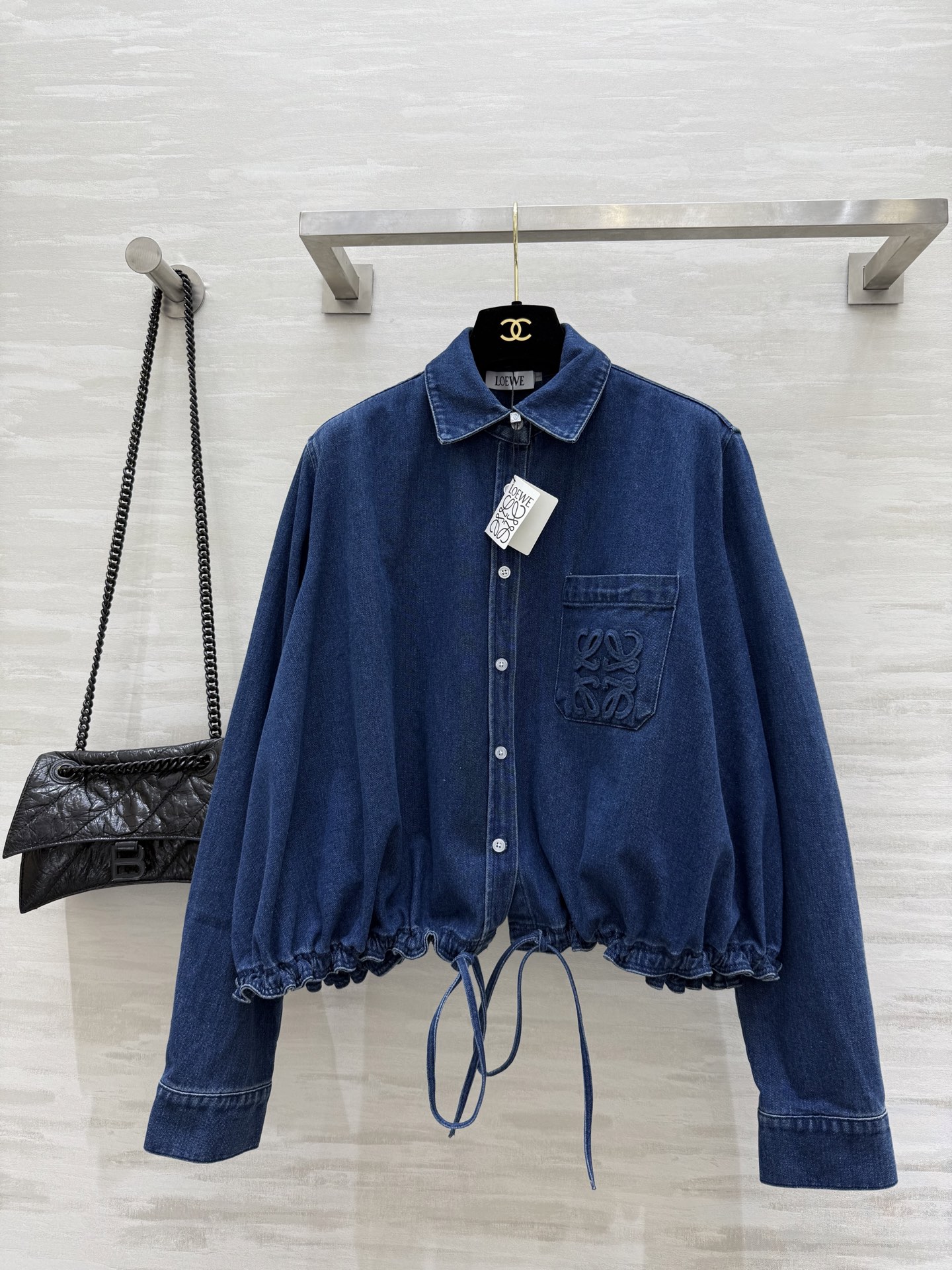 NO:410535,#Loew Paulas series French literature Denim drawstring shirt jacket Simple and high-end front straw badge embroidery with slit back full of design Drawstring hem High quality customization Spot sizeS/M/L (size s shoulder width 42, bust 132, cloak length 53), loewe, espadrilles, jackets & coats,shirts,alexander wang19860909#Loew Paulas系列 法式文艺 牛仔抽绳衬衫外套 简约高级 前襟草编徽章刺绣 后背开叉设计感十足 抽绳下摆 高品质定制 现货首发sizeS/M/L（s码肩宽42,胸围132,衣长53）,,loewe,espadrilles,jackets & coats,shirts,alexander wang,Women's clothing