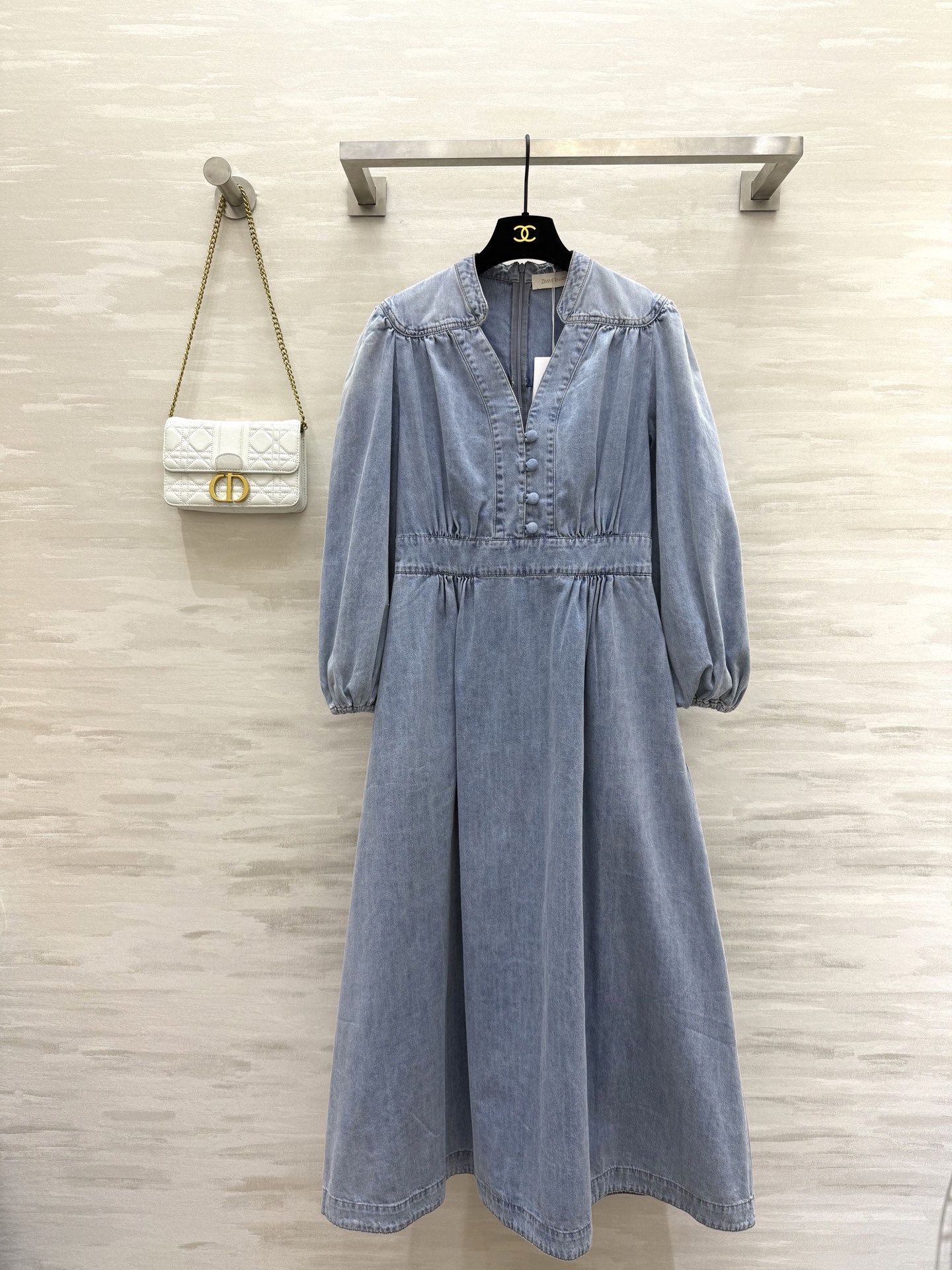 NO:410515,#ZIMMERMAN Vacation Series V-neck denim dress Original color tannin denim fabric Palace style lantern sleeve design Neck v-neck sweet lady High quality customization Spot first-time sizeS/M/L (S size bust 84, waist 66, length 125), Skirts,alexander wang19860909#ZIMMERMAN度假系列v领牛仔连衣裙 原色单宁牛仔面料 宫廷风灯笼袖设计 领口v领甜美淑女 高品质定制 现货首发sizeS/M/L（S码胸围84,腰围66,衣长125）,,skirts,alexander wang,Women's clothing