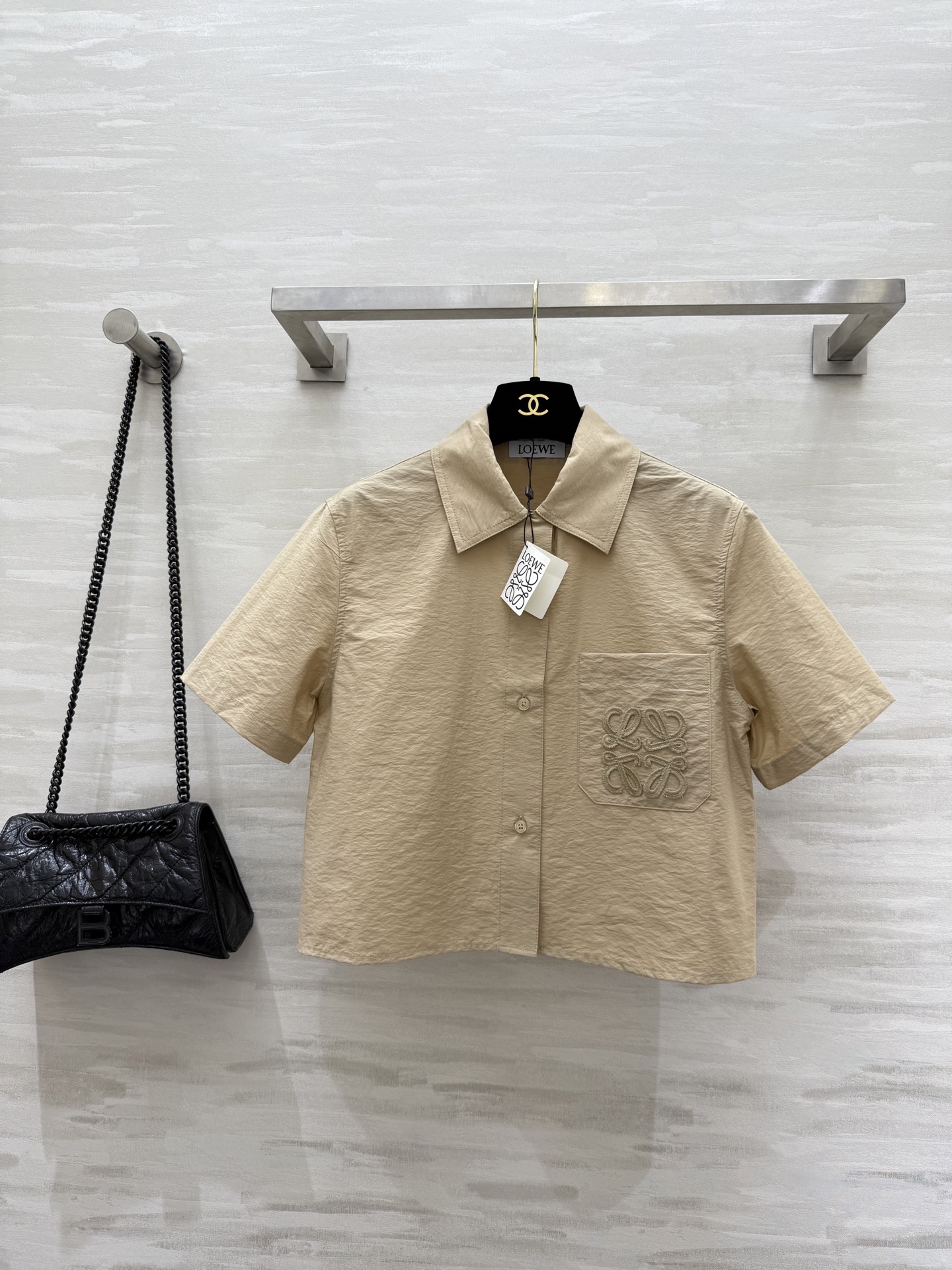 NO:410568,#Loew Paulas series French literature Textured poplin cotton short-sleeved shirt Simple and high-end front straw badge embroidery back slit design full of drawstring hem High quality customization Spot sizeS/M/L (size s-shoulder width 41, bust 94, length 46), loewe,espadrilles,shirts,T-shirt,alexander wang19860909#Loew Paulas系列 法式文艺 纹理府绸棉质短袖衬衫 简约高级 前襟草编徽章刺绣 后背开叉设计感十足 抽绳下摆 高品质定制 现货首发sizeS/M/L（s码肩宽41,胸围94,衣长46）,,loewe,espadrilles,shirts,T-shirt,alexander wang,Women's clothing