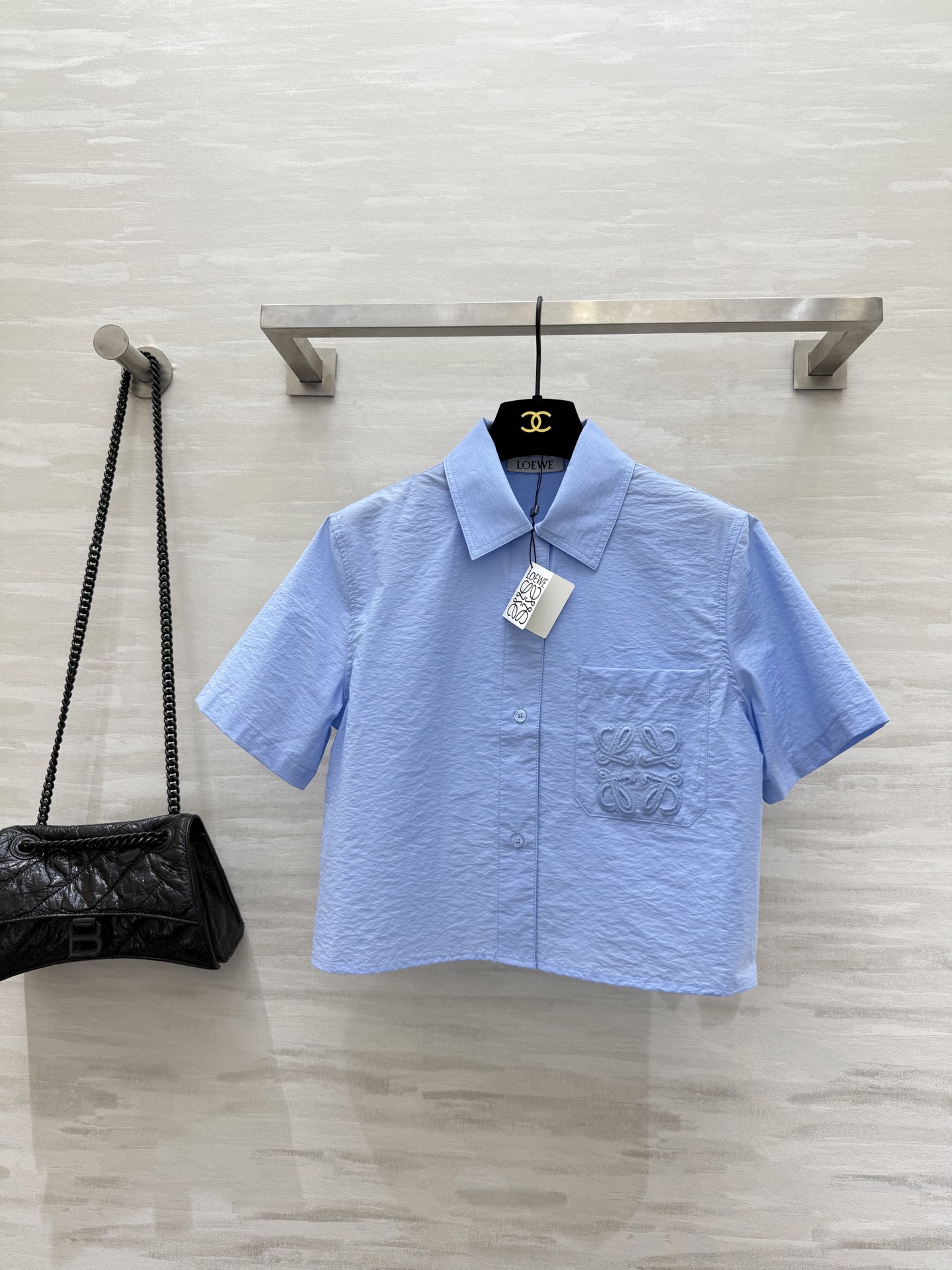 NO:410542,#Loew Paulas series French literature Textured poplin cotton short-sleeved shirt Simple and high-end front straw badge embroidery back slit design full of drawstring hem High quality customization Spot sizeS/M/L (size s-shoulder width 41, bust 94, length 46), loewe,espadrilles,shirts,T-shirt,alexander wang19860909#Loew Paulas系列 法式文艺 纹理府绸棉质短袖衬衫 简约高级 前襟草编徽章刺绣 后背开叉设计感十足 抽绳下摆 高品质定制 现货首发sizeS/M/L（s码肩宽41,胸围94,衣长46）,,loewe,espadrilles,shirts,T-shirt,alexander wang,Women's clothing