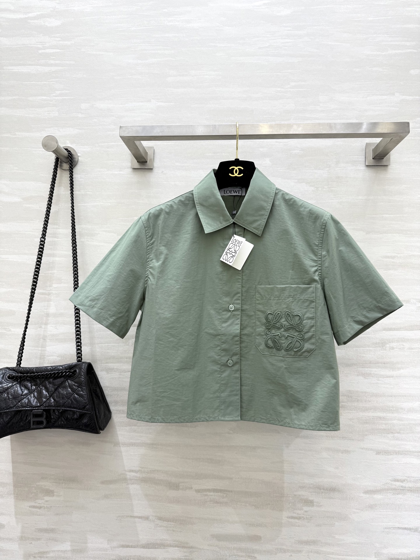 NO:410554,#Loew Paulas series French literature Textured poplin cotton short-sleeved shirt Simple and high-end front straw badge embroidery back slit design full of drawstring hem High quality customization Spot sizeS/M/L (size s-shoulder width 41, bust 94, length 46), loewe,espadrilles,shirts,T-shirt,alexander wang19860909#Loew Paulas系列 法式文艺 纹理府绸棉质短袖衬衫 简约高级 前襟草编徽章刺绣 后背开叉设计感十足 抽绳下摆 高品质定制 现货首发sizeS/M/L（s码肩宽41,胸围94,衣长46）,,loewe,espadrilles,shirts,T-shirt,alexander wang,Women's clothing