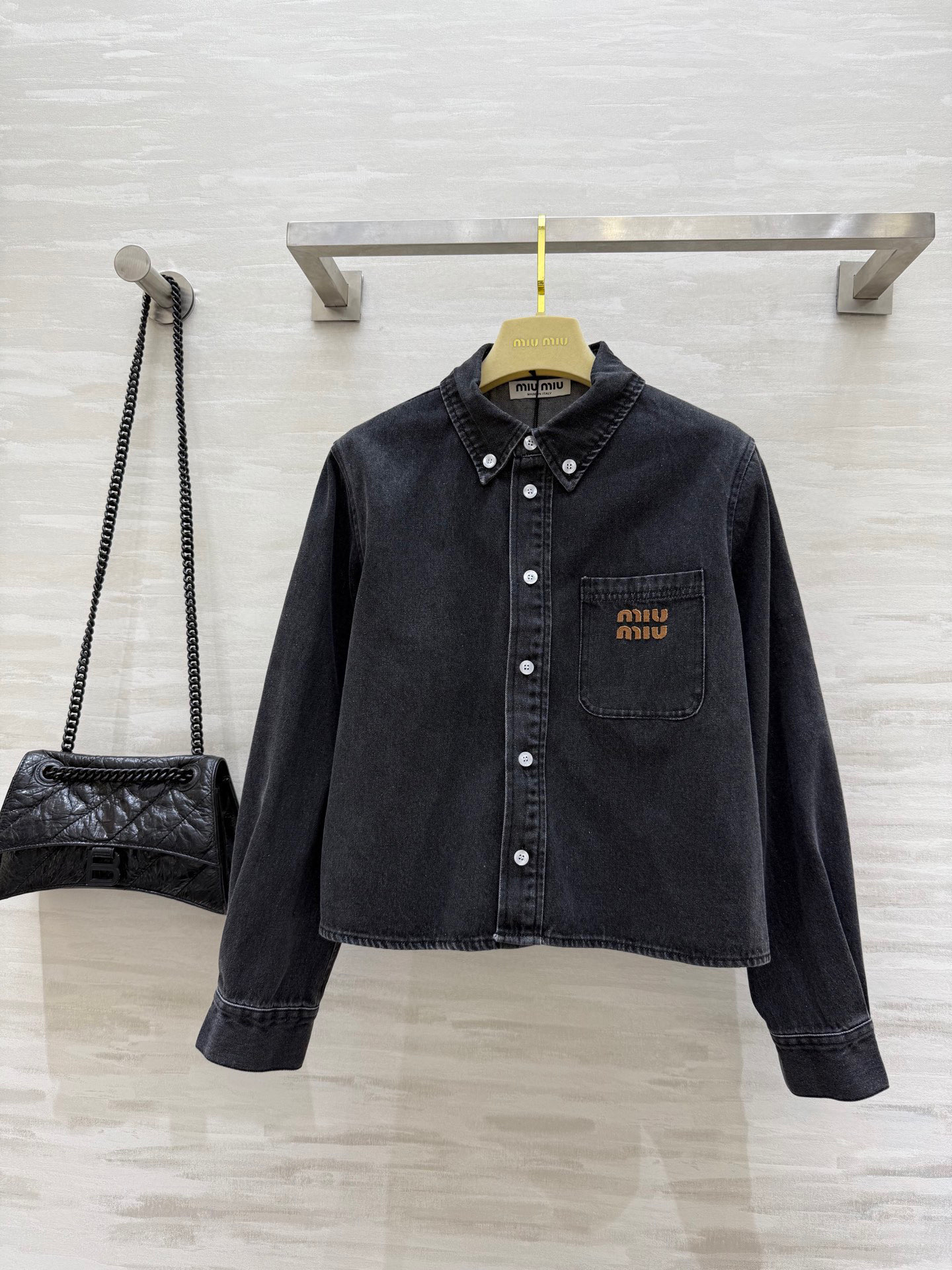 NO:410538,#Miumi Vacation Series Pocket Miu Brown Leather Small Embroidered Denim Shirt High Quality Customized Spot First-time SizeS/M/L (Size S S Shoulder Width 38, Bust 104, Clothes Length 51), Miumiu, Alexander Wang19860909#Miumi度假系列 口袋miu棕皮小刺绣牛仔衬衣 高品质定制 现货首发sizeS/M/L（s码肩宽38,胸围104,衣长51）,,miumiu,alexander wang,Women's clothing