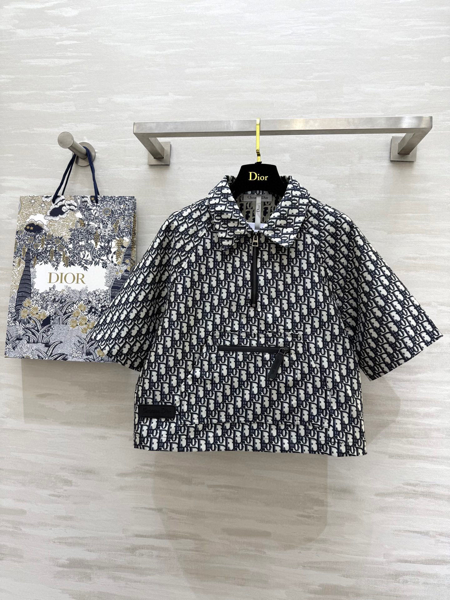 NO:410544,#DIO jacquard short-sleeved jacket, high-quality customization, spot first-time size36/38/40 (36 size bust 96, 50 length),,dior,T-shirt,alexander wang19860909#DIO提花短袖冲锋衣 高品质定制 现货首发size36/38/40（36码胸围96,衣长50）,,dior,T-shirt,alexander wang,Women's clothing