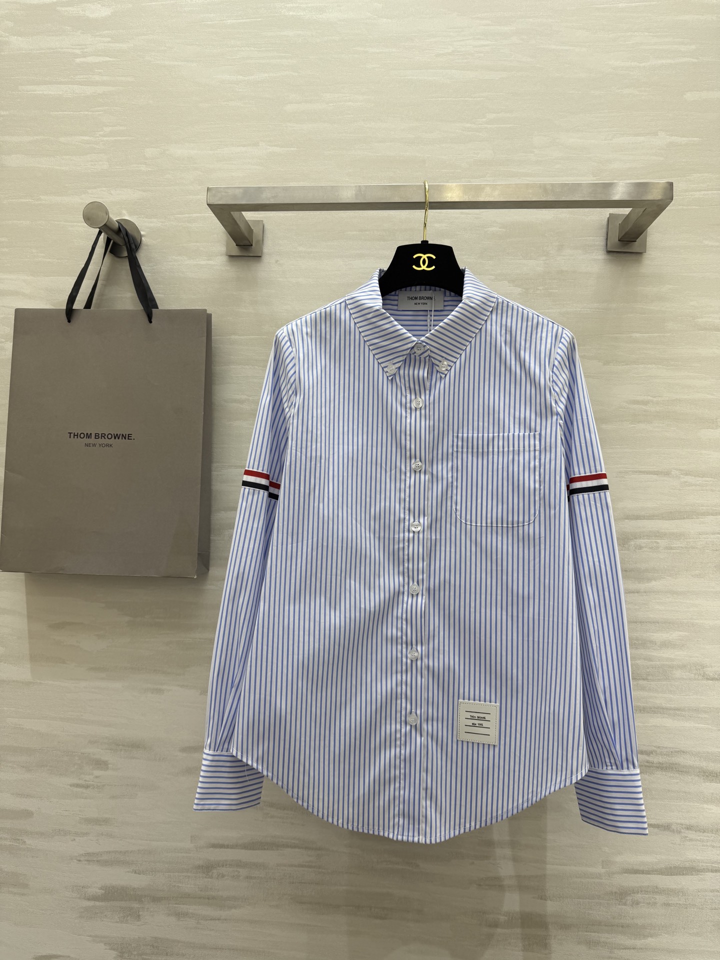 NO:411938,Thom Brownss new style, spliced ​​webbing decoration, long-sleeved shirt, classic three-color strip bar elements spliced ​​arm sleeves, arc edge cut classic style, versatile and not picky, high-quality customization, spot first-time sizeS/M/L (size s-shoulder width 38, bust 90, garment length 64),,alexander wang19860909Thom Brownss新款 拼接织带装饰 长袖衬衣 经典三色条杠元素拼接臂袖 弧边剪裁经典版型 百搭不挑人 高品质定制 现货首发sizeS/M/L（s码肩宽38,胸围90,衣长64）,,alexander wang,Women's clothing