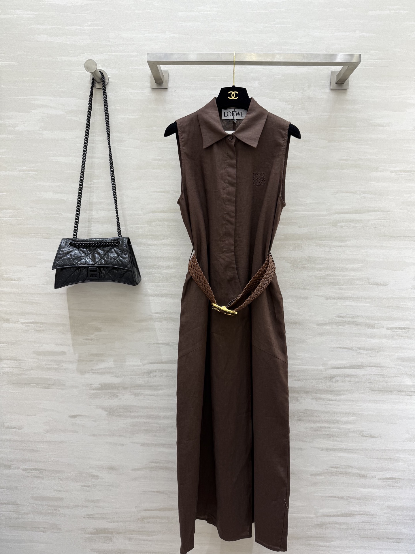 NO:411972,#Loewss old-fashioned linen sleeveless long dress, delivery retro braided belt to make you look slim and yet stylish, side buckle design and tailoring, H-style versatile and not picky, interpreting lazy and casual temperament, extremely simple product, linen fabric breathable and comfortable, high-quality customization, spot first-time sizeS/M/L (size s-s bust 90, 122 length),,loewe, skirts,alexander wang19860909#Loewss老钱风 亚麻无袖长款连衣裙 配送复古编织腰带显瘦又不失格调 侧扣设计剪裁 H版型百搭不挑人 演绎慵懒随性的气质极简单品 亚麻面料透气舒适 高品质定制 现货首发sizeS/M/L（s码胸围90,衣长122）,,loewe,skirts,alexander wang,Women's clothing