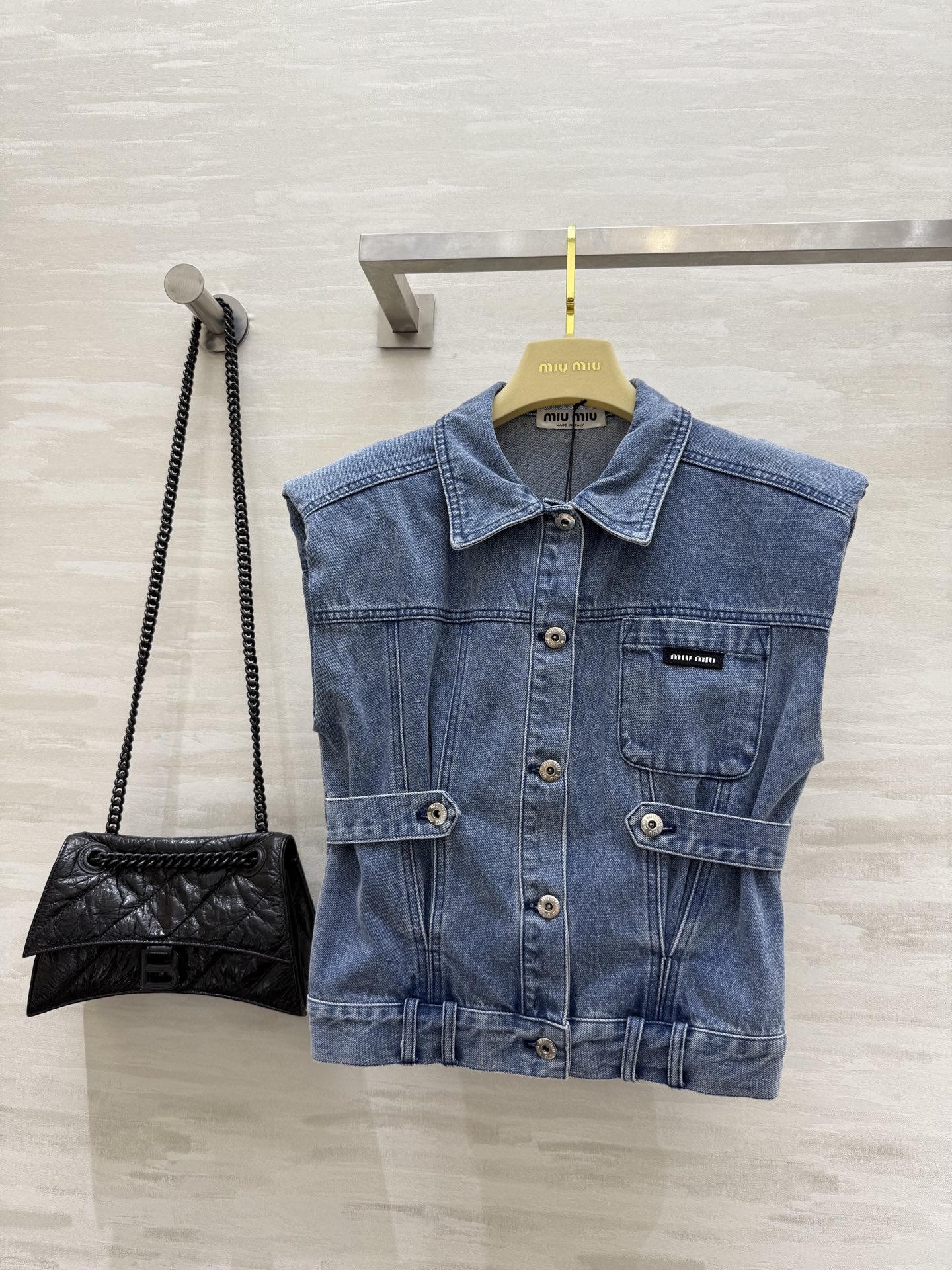 NO:411980,#Miumiss letter logo wash cowboy vest, a must-have for wardrobe, easy to transform into a handsome outfit, daily layered T-shirts or shirts are so beautiful, street style, retro motorcycles are casually worn, bloggers feel like they are high-quality customization, spot first-time sizeS/M/L (size s bust 88, 50 length),,miumiu,shirts,tees,t-shirt,alexander wang19860909#Miumiss字母logo洗水牛仔马甲 衣橱必备款 轻松变身帅气的穿搭 日常叠穿T恤或者衬衫太好看了 街头风满满 复古机车随意搭都是博主即视感 高品质定制 现货首发sizeS/M/L（s码胸围88,衣长50）,,miumiu,shirts,tees，t-shirt,alexander wang,Women's clothing