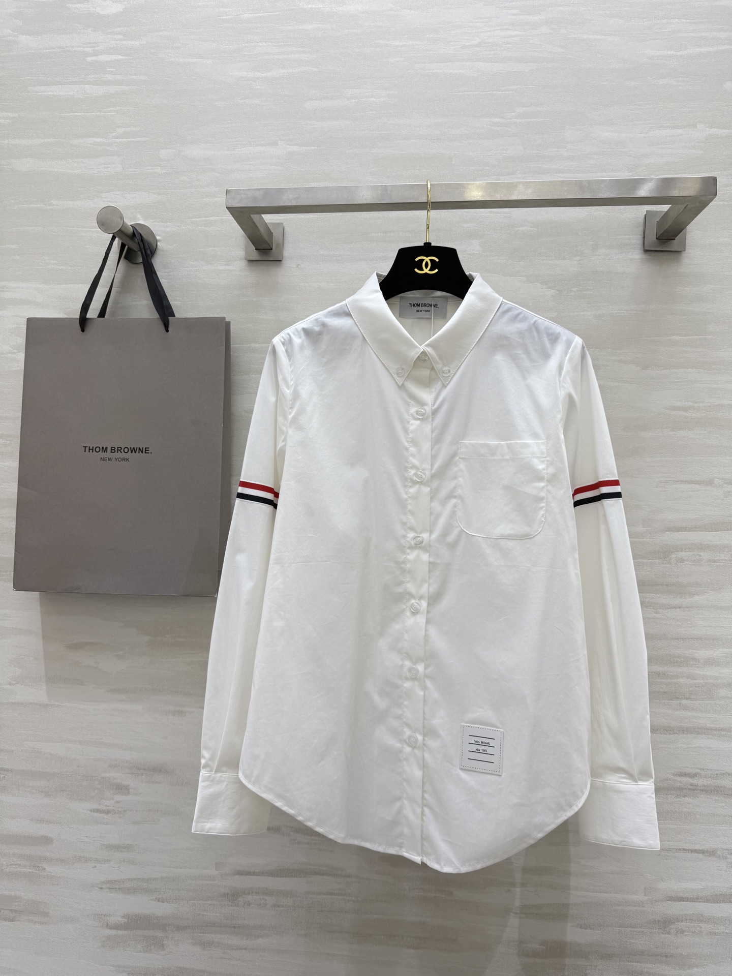 NO:412948,Thom Brownss new style, spliced ​​webbing decoration, long-sleeved shirt, classic three-color strip bar elements spliced ​​arm sleeves, arc edge cut classic style, versatile and not picky, high-quality customization, spot first-time sizeS/M/L (size s-shoulder width 38, bust 90, garment length 64),,alexander wang19860909Thom Brownss新款 拼接织带装饰 长袖衬衣 经典三色条杠元素拼接臂袖 弧边剪裁经典版型 百搭不挑人 高品质定制 现货首发sizeS/M/L（s码肩宽38,胸围90,衣长64）,,alexander wang,Women's clothing