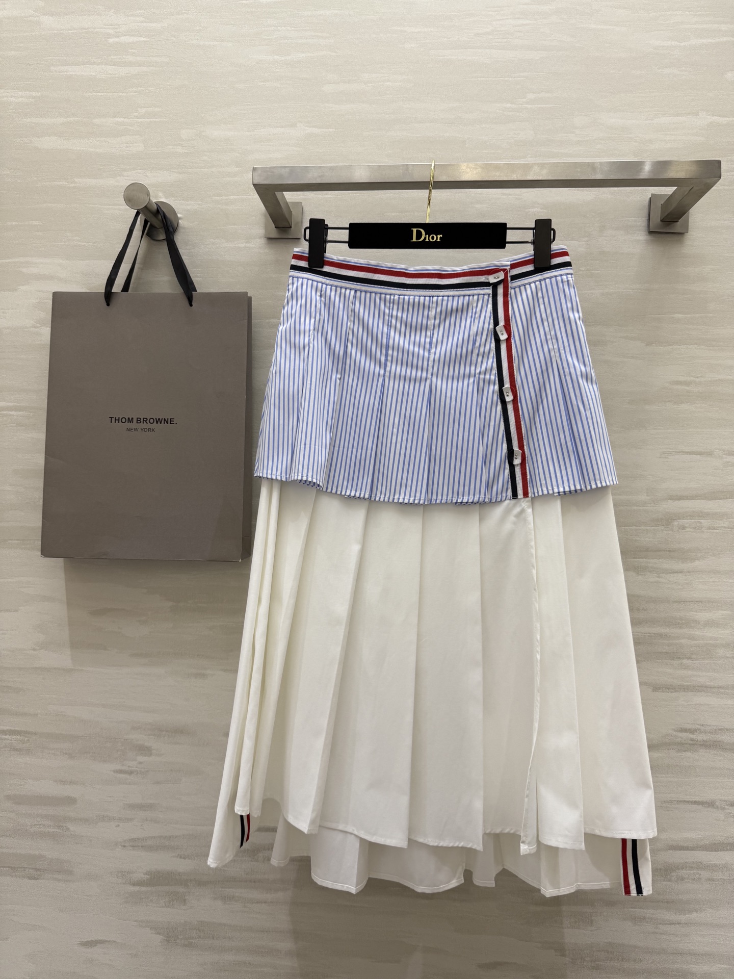 NO:412897,Thom Brownss blue striped pleated fake two-piece skirt playful college style high-quality customization spot first-time sizeS/M/L (size size 68 waist circumference, skirt length 80), skirts, alexander wang19860909Thom Brownss蓝条纹百褶假两件半裙 俏皮学院风 高品质定制 现货首发sizeS/M/L（s码腰围68,裙长80）,,skirts,alexander wang,Women's clothing