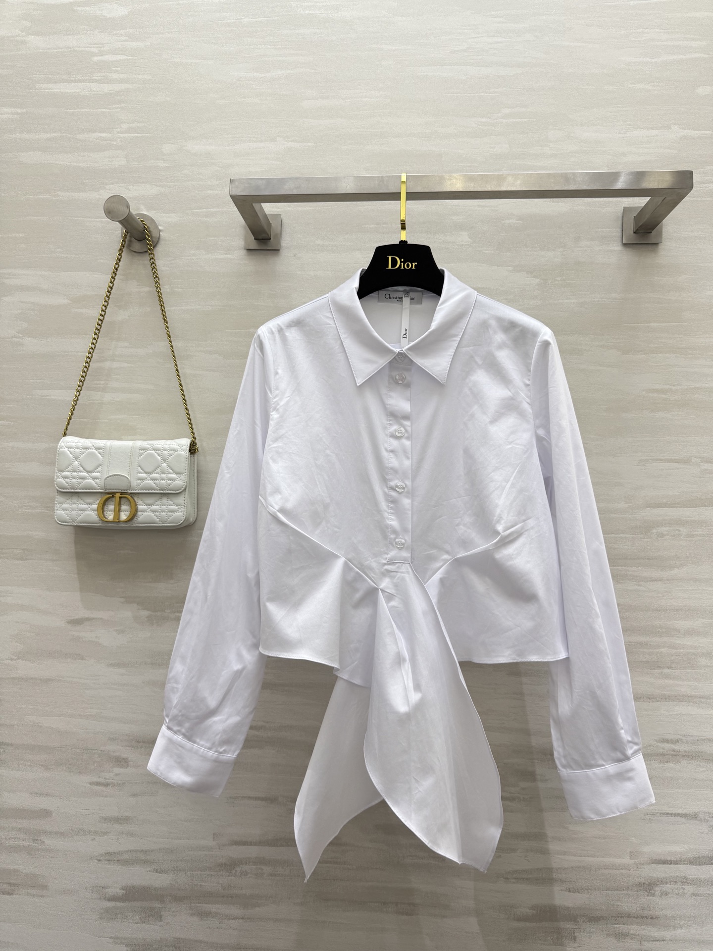 NO:412960,#DIOss strappy shirt casual and high-end elegant and elegant pure cotton texture skin-friendly and comfortable high quality spot first-time size36/38/40 (36 size shoulder width 37, bust 92, length 45), dior,alexander wang19860909#DIOss绑带衬衣 随性高级 优雅大气 纯棉质地亲肤舒适 高品质 现货首发size36/38/40（36码肩宽37,胸围92,衣长45）,,dior,alexander wang,Women's clothing