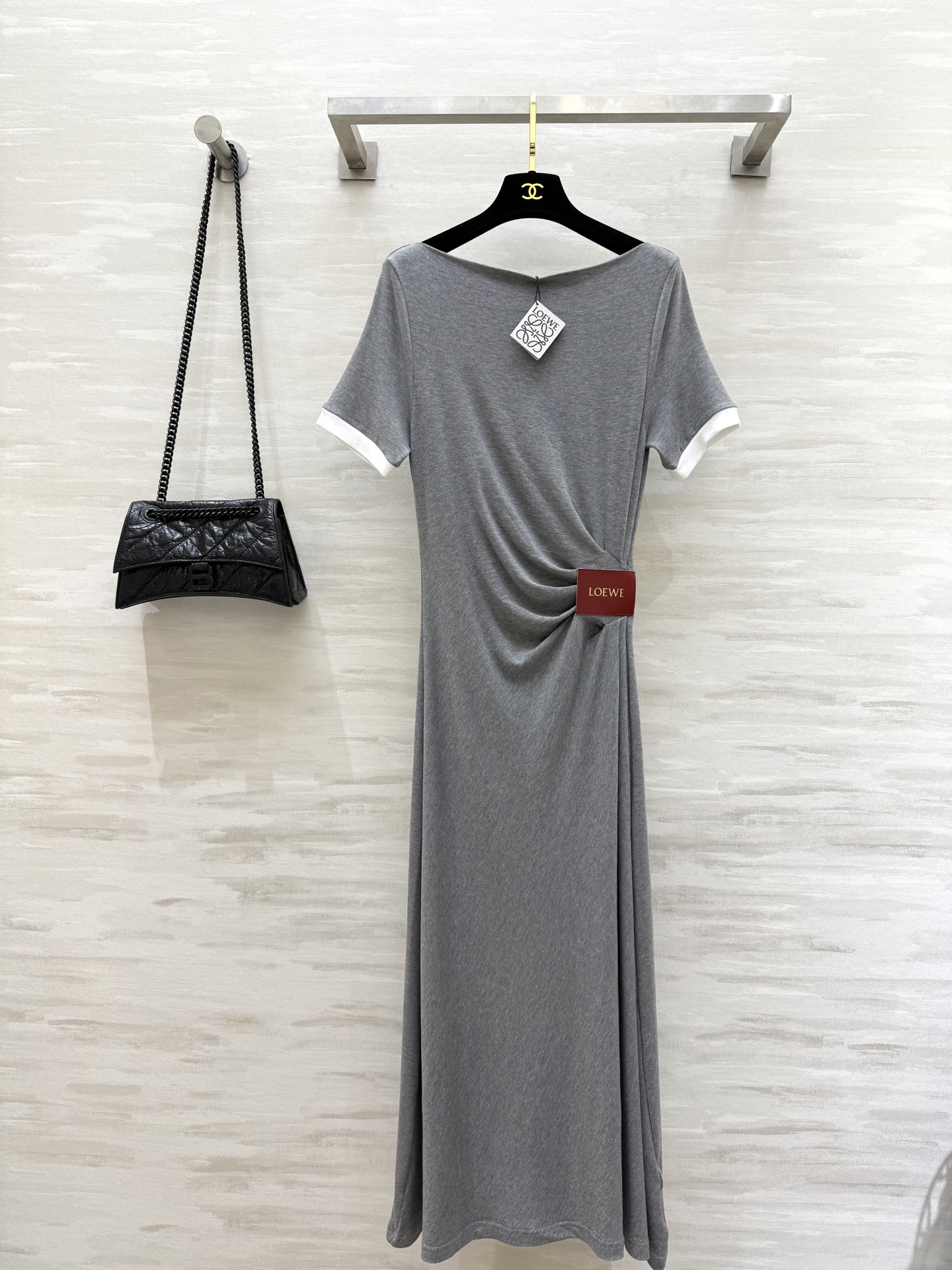 NO:412983,#Loewss new logo leather brand wrinkled short-sleeved dress waist pleated waist logo leather brand decoration design perfect outline waistline large collar design perfectly modify neck line Contrast color curled sleeves add a sense of detail The style is classic and durable, simple and high-end, super temperament High-quality customization Spot first-time sizeS/M/L (size s shoulder width 38, bust 76, length 135), loewe, skirts, T-shirt, alexander wang19860909#Loewss新款 logo皮牌 皱褶短袖连衣裙 腰间压褶收腰 logo皮牌装饰设计 完美勾勒腰线 大领设计完美修饰脖颈部线条 撞色卷边袖增添细节感 款式经典耐穿永不过时 简约高级 超级显气质 高品质定制 现货首发sizeS/M/L（s码肩宽38,胸围76,衣长135）,,loewe,skirts,T-shirt,alexander wang,Women's clothing