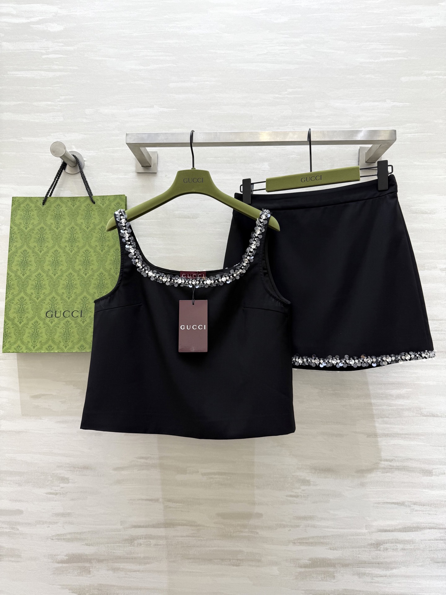 NO:413001,#Guccss new style, hand-ordered diamond edge vest set, heavy-duty hand-made beads, pearl rhinestone edge, echoing suspenders, paired with A-cut skirt, versatile style, not picky, excellent details, high-quality customization, spot first-time sizeS/M/L (S-size bust 90, 46, waist 68, skirt length 37),,gucci, skirt 3kirts,alexander wang19860909#Guccss新款 手工订钻边背心套装 重工手工珠片珍珠水钻边 上下呼应吊带搭配A裁半裙 版型百搭不挑人 细节满分绝绝子 高品质定制 现货首发sizeS/M/L（S码胸围90,衣长46,腰围68,裙长37),,gucci,skirts,alexander wang,Women's clothing