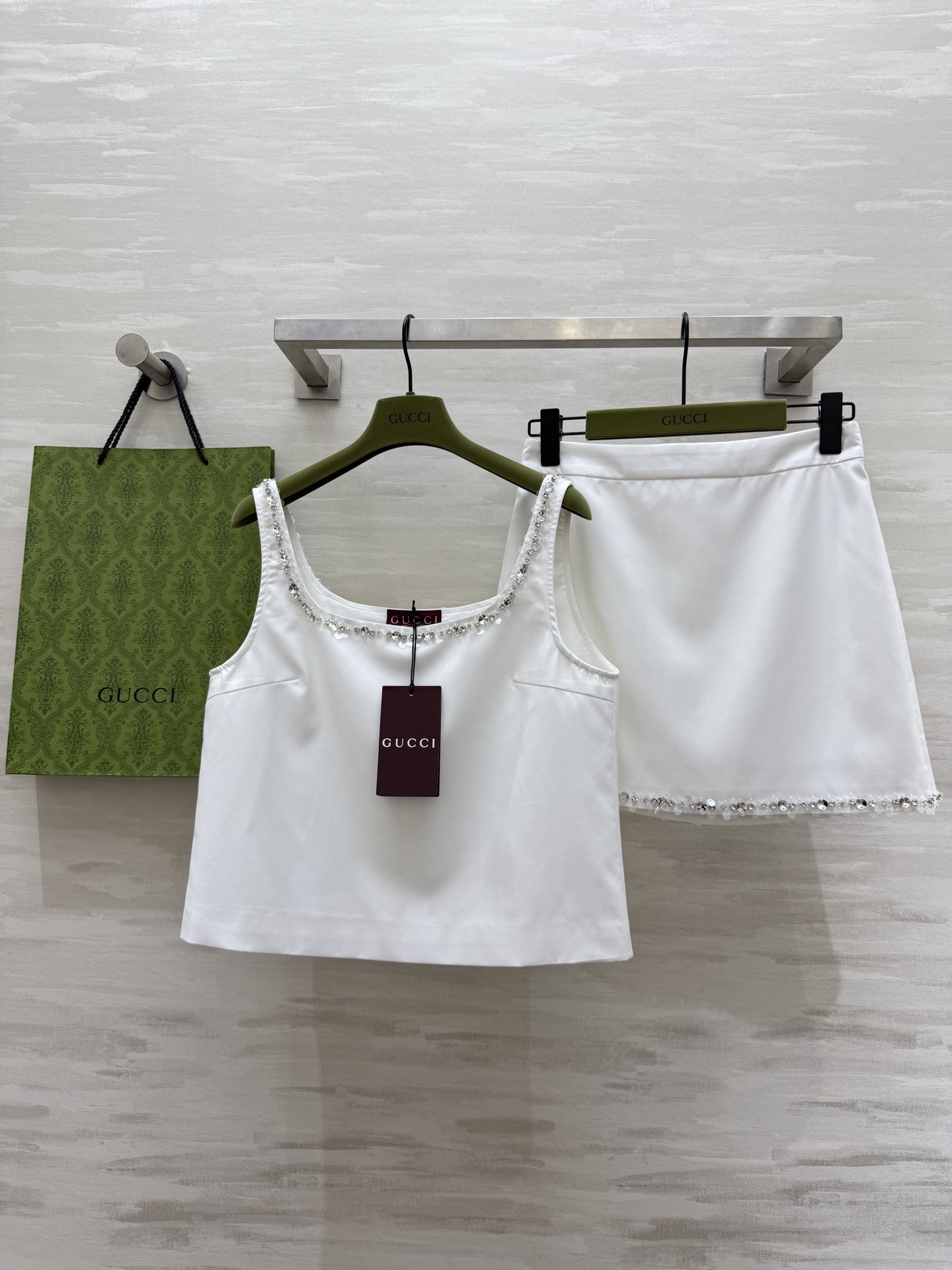 NO:413013,#Guccss new style, hand-ordered diamond edge vest set, heavy-duty hand-made beads, pearl rhinestone edge, echoing suspenders, paired with A-cut skirt, versatile style, not picky, excellent details, high-quality customization, spot first-time sizeS/M/L (Size S bust 90, 46, waist 68, skirt length 37),,gucci, skirt 3kirts,alexander wang19860909#Guccss新款 手工订钻边背心套装 重工手工珠片珍珠水钻边 上下呼应吊带搭配A裁半裙 版型百搭不挑人 细节满分绝绝子 高品质定制 现货首发sizeS/M/L（S码胸围90,衣长46,腰围68,裙长37),,gucci,skirts,alexander wang,Women's clothing