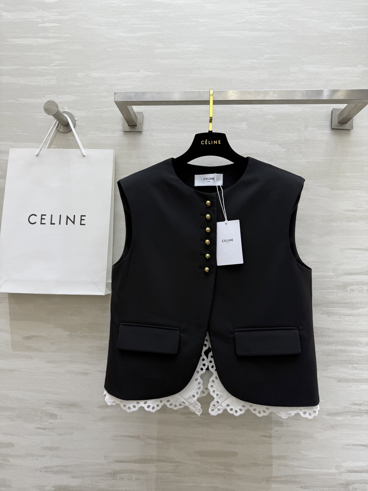 NO:412961,#Celinss new fake two-piece vest jacket, tone design, casual and fashionable, water-soluble flower splicing, fashionable and has highlights, high-quality customization, spot first-time sizeS/M/L (size s-shoulder width 42, bust 94, length 55),,celine, jackets & coats,alexander wang19860909#Celinss新款假两件设计马甲外套 腔调设计感 休闲时髦 水溶花拼接时髦有亮点 高品质定制 现货首发sizeS/M/L（s码肩宽42,胸围94,衣长55）,,celine,jackets & coats,alexander wang,Women's clothing