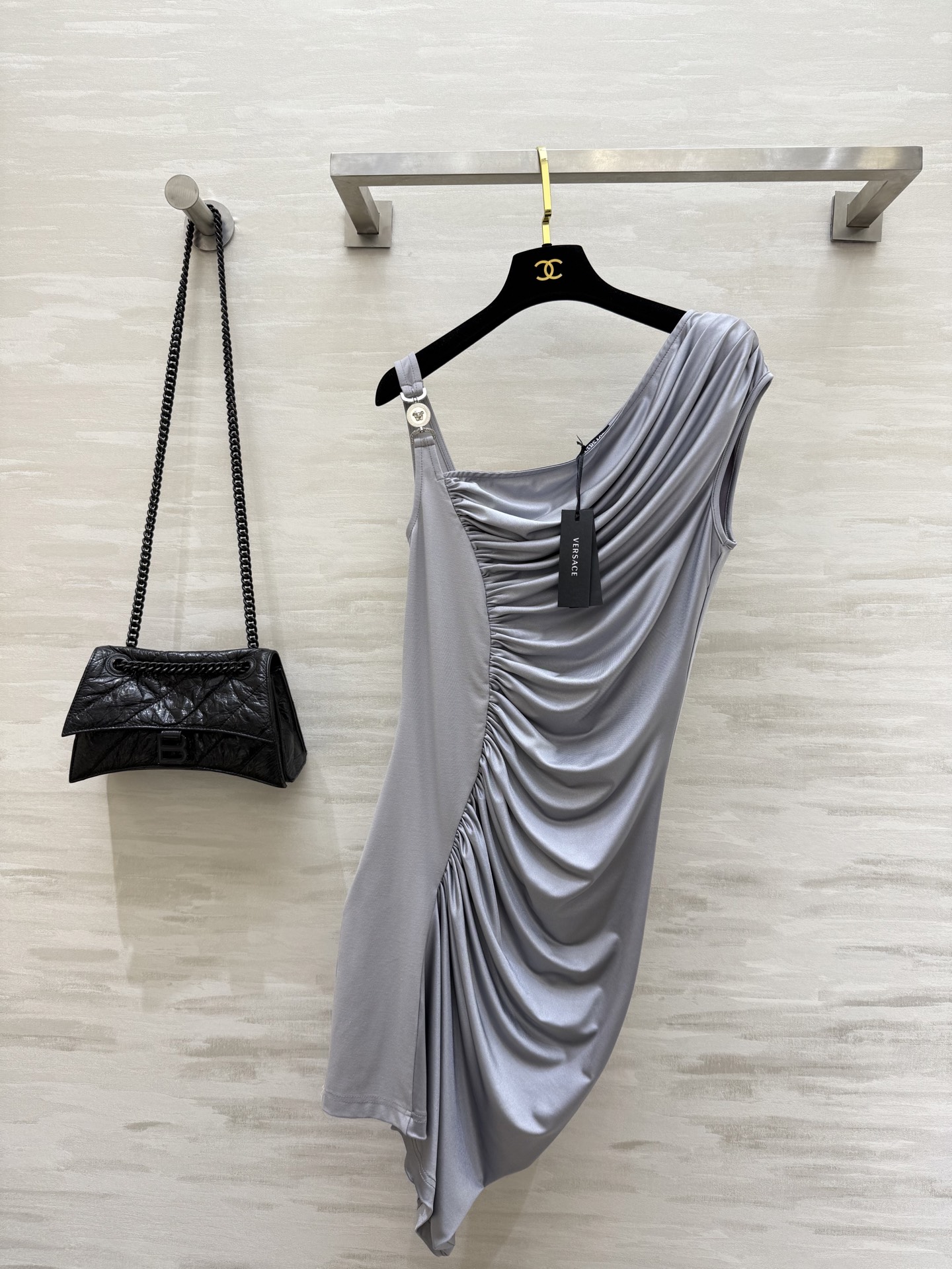 NO:412977,#VERSACss irregularly draped small dress. Slim hip-covered upper body looks slim. The pleated slim waist-hugging style is super feminine. The fabric is comfortable and elastic. The shoulder straps are spliced ​​with metal embellishment. It has a unique and stylish walk. High-quality customization. Spot sizeS/M/L (size s elastic bust 78, skirt length 80), versace, skirts, alexander wang19860909#VERSACss不规则垂褶小礼裙 修身包臀版型上身巨显瘦 褶皱修身收腰版型超有女人味 面料舒适有弹力 肩带拼接金属点缀个性时髦 走路自带大气场 很有范儿 高品质定制 现货首发sizeS/M/L（s码弹力胸围78,裙长80）,,versace,skirts,alexander wang,Women's clothing