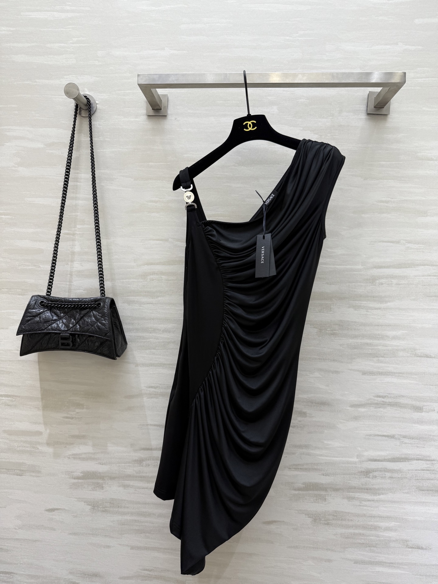 NO:412991,#VERSACss irregularly draped small dress. Slim hip-covered upper body looks slim. The pleated slim waist-hugging style is super feminine. The fabric is comfortable and elastic. The shoulder straps are spliced ​​with metal embellishment. It has a unique and stylish walk. High-quality customization. Spot sizeS/M/L (size s elastic bust 78, skirt length 80), versace, skirts, alexander wang19860909#VERSACss不规则垂褶小礼裙 修身包臀版型上身巨显瘦 褶皱修身收腰版型超有女人味 面料舒适有弹力 肩带拼接金属点缀个性时髦 走路自带大气场 很有范儿 高品质定制 现货首发sizeS/M/L（s码弹力胸围78,裙长80）,,versace,skirts,alexander wang,Women's clothing