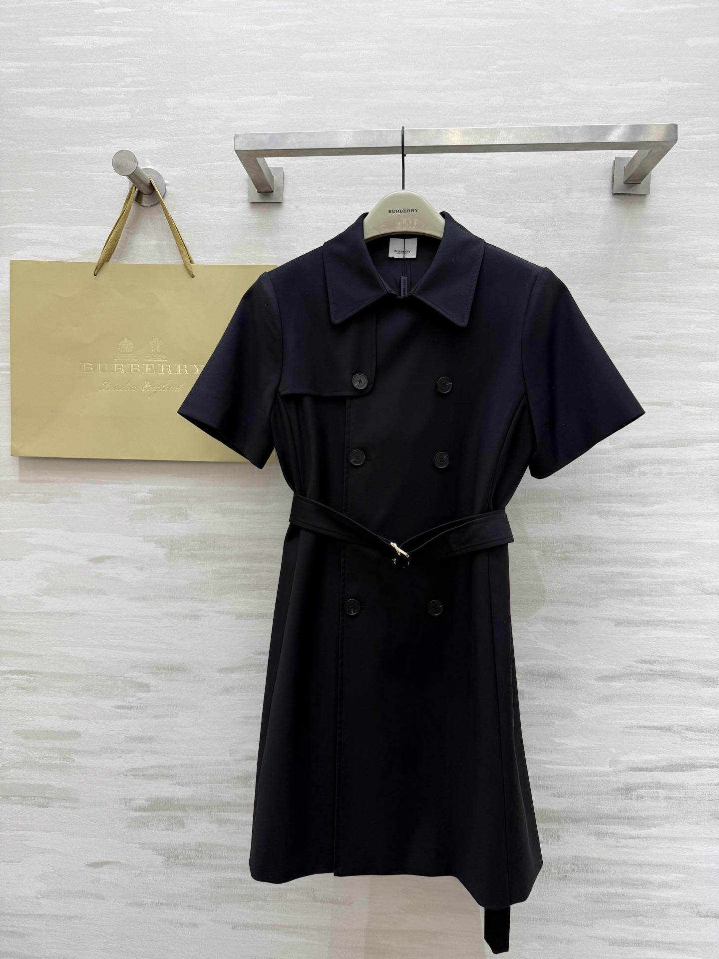 NO:413002,#Burberrss new product, lapel double-breasted windbreaker dress, windbreaker suit skirt, fashionable, elegant and atmospheric, matched with belt, waist-hugging, perfect body proportion, custom fabric texture is crisp and stylish, logo letter jacquard, inner high-end, versatile and not picky, high-quality customization, spot first-time sizeS/M/L (size s-shoulder width 38, bust 88, skirt length 82),,burberry, skirts, business suit,alexander wang19860909#Burberrss新品 翻领双排扣风衣式连衣裙 风衣式西装裙时髦优雅大气 搭配腰带收腰分割完美身材比例感 定制面料质感挺括有型 logo字母提花内里很高级 版型百搭不挑人 高品质定制 现货首发sizeS/M/L（s码肩宽38,胸围88,裙长82）,,burberry,skirts,business suit,alexander wang,Women's clothing