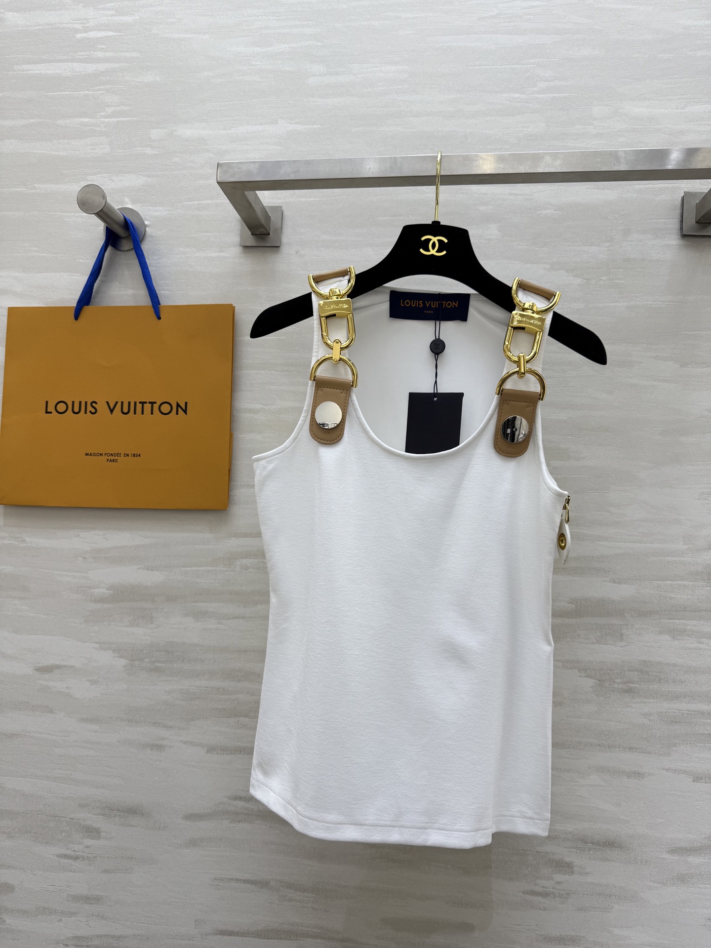 NO:413014,#Lv new model metal decorative vest, open mold custom hardware decoration exquisite and luxurious, high-quality customization, spot first-time sizeS/M/L (size s-s bust 82, 58 length),,louis vuitton,alexander wang19860909#Lv新款 金属装饰背心 开模定制五金装饰精致奢华 高品质定制 现货首发sizeS/M/L（s码胸围82,衣长58）,,louis vuitton,alexander wang,Women's clothing