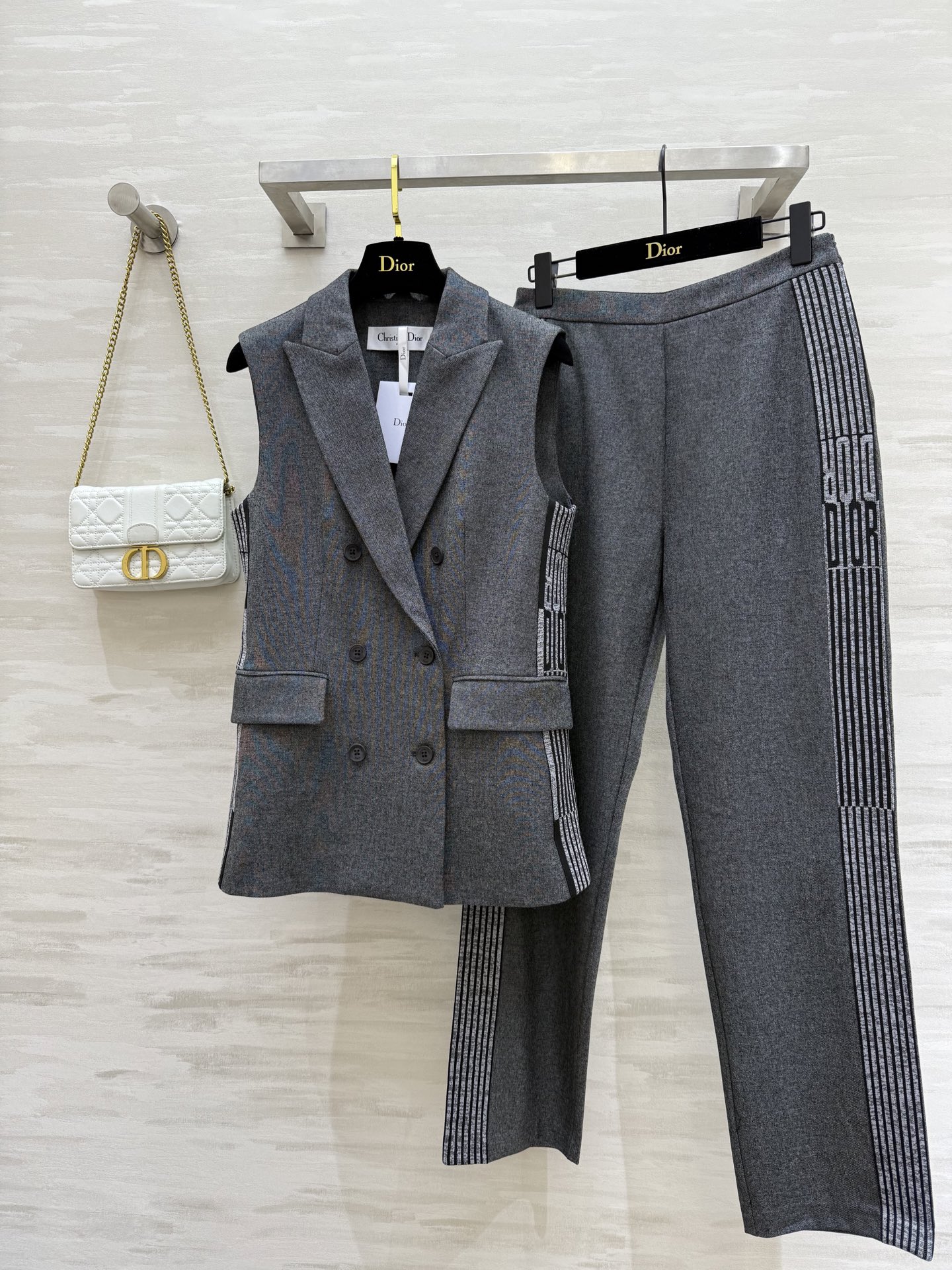 NO:413032,Vest, trousers #DIOss vest suit Classic double-breasted vest + trousers Classic style is not picky, minimalist 3D three-dimensional version retro and elegant, high-quality customization Spot first-time size36/38/40 (Size vest bust 84, 63, trousers waist 66, hip 90, trousers length).,,dior,alexander wang19860909马甲,西裤#DIOss马甲套装 经典双排扣马甲+西裤 经典版型不挑人 极简主义3D立体版型复古优雅 高品质定制 现货首发size36/38/40（s码马甲胸围84,衣长63,西裤腰围66,臀围90,裤长）.,,dior,alexander wang,Women's clothing