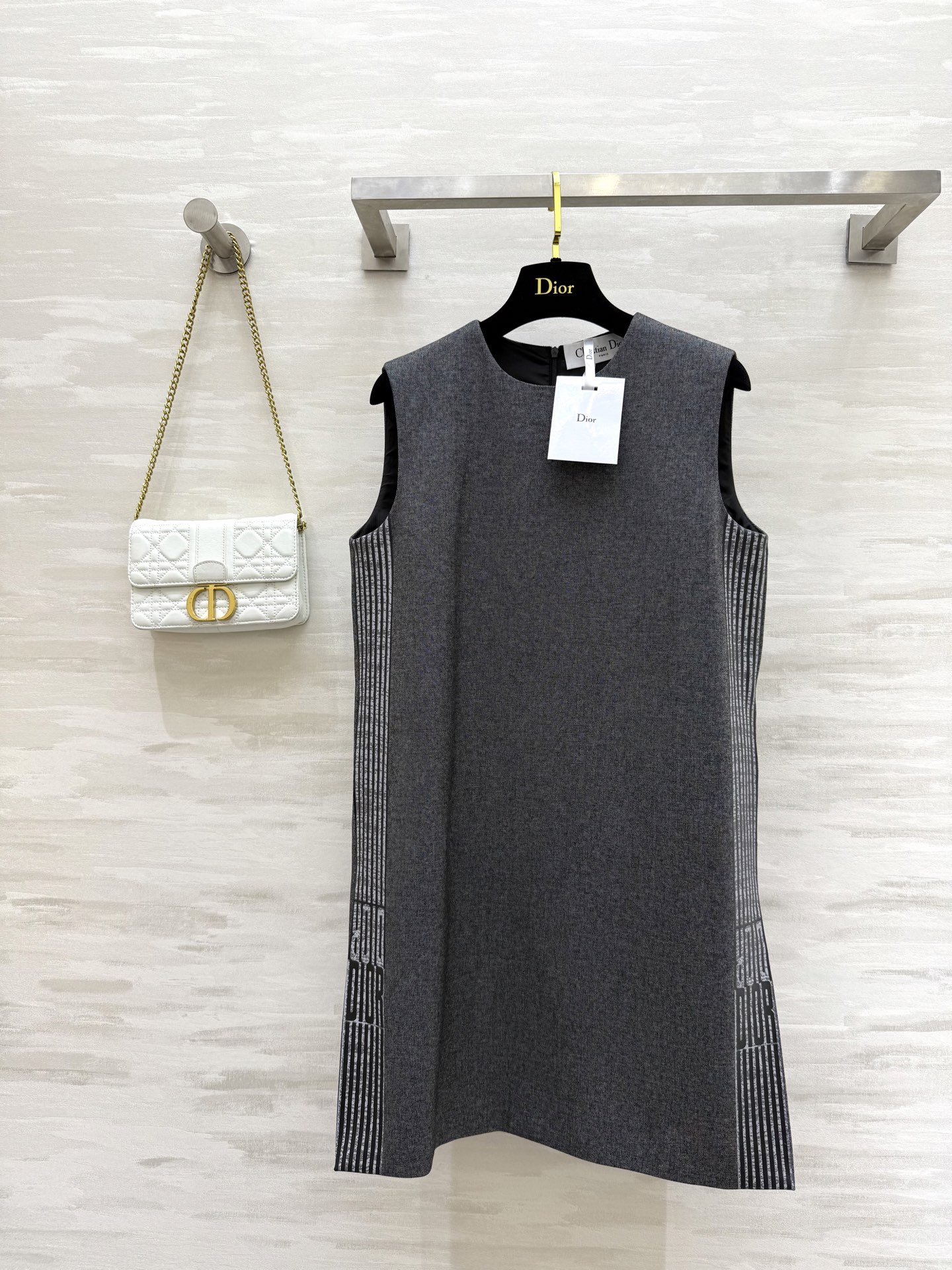 NO:413047,#DIOss new logo webbing decorative vest dress Elegant gray splicing custom webbing decorative waist H-style tailoring super perfect waist slimming logo webbing is very eye-catching High-quality customization Spot size36/38/40 (36 size shoulder width 35, bust 86, length 84), Dior, skirts, alexander wang19860909#DIOss新款logo织带装饰背心式连衣裙 高雅灰色系拼接定制织带装饰腰部 H版型剪裁超级完美 收腰显瘦 logo织带十分吸睛 高品质定制 现货首发size36/38/40（36码肩宽35,胸围86,衣长84）,,dior,skirts,alexander wang,Women's clothing