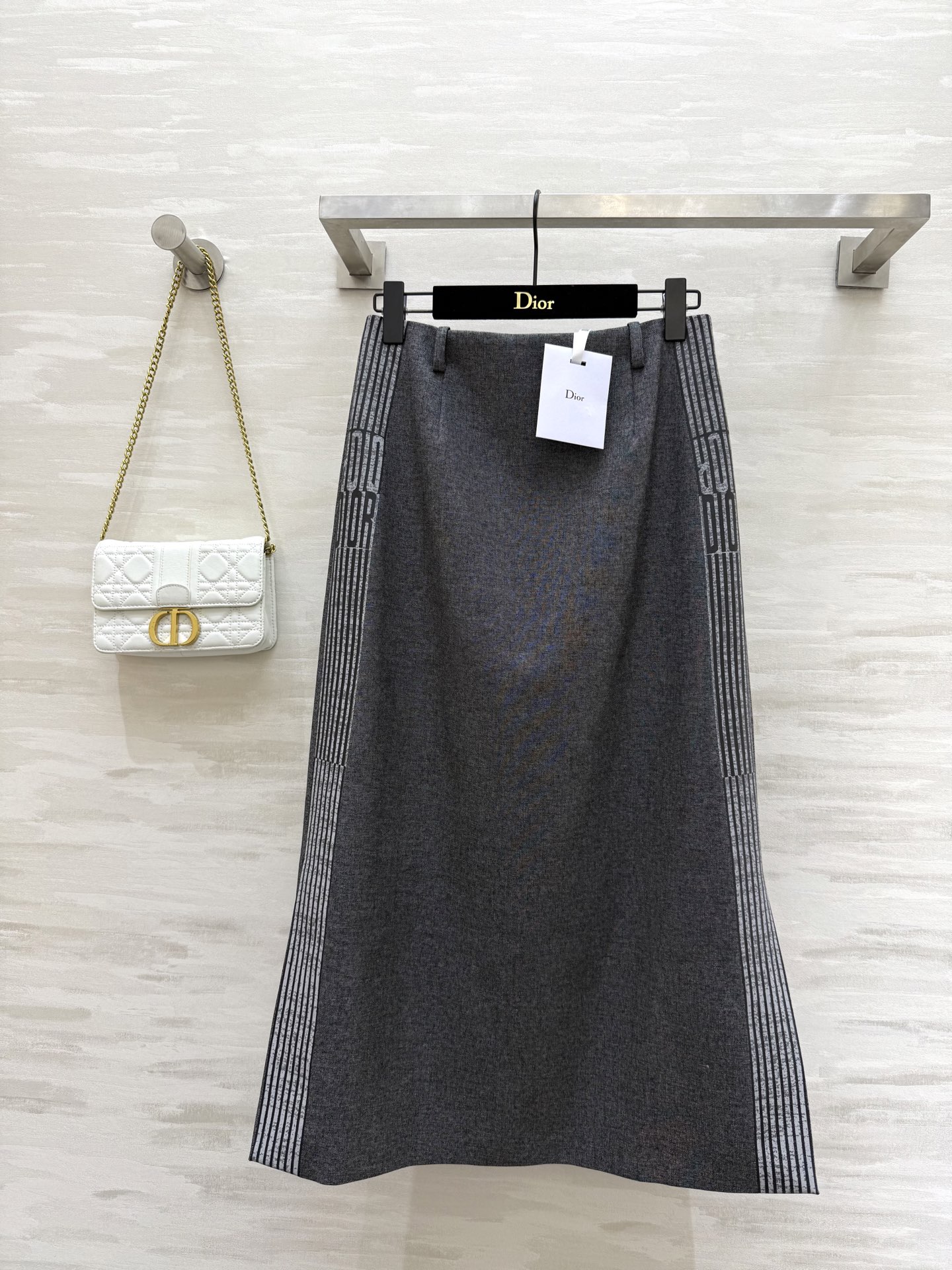 NO:413087,#DIOss premium gray tone Micro A-swing skirt elegant and high-end side letter webbing splicing Three-dimensional tailoring style High-quality customization Spot first-time size36/38/40 (36 size waist 66, hip 90, skirt length 83),,dior, skirt 83,alexander wang19860909#DIOss高级灰色调 微A摆半裙 优雅高级 侧边字母织带拼接 立体剪裁版型 高品质定制 现货首发size36/38/40（36码腰围66,臀围90,裙长83）,,dior,skirts,alexander wang,Women's clothing