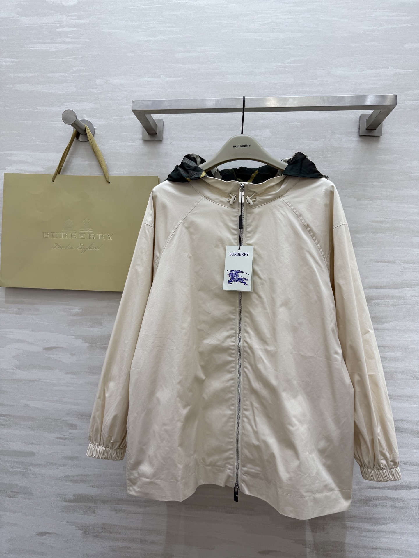 NO:413028,#Burberrss new style plaid hooded jacket can be used as a windbreaker or as a sunscreen jacket. Classic design. The upper body is exquisite and capable and decent. It is easy to match!  Custom imported fabric is crisp and stylish. Hat contrasting color custom plaid. Full of high-end feel. High-quality customization. Spot sizeS/M/L (size size 114, 68-size length), burberry, jackets & coats, jackets & coats, hats, alexander wang19860909#Burberrss新款 格纹连帽夹克外套 可当风衣可当防晒外套 经典款设计 上身精致又干练得体 搭配起来随心应手！定制进口面料挺括有型 帽子撞色定制格纹 满满的高级感 高品质定制 现货首发sizeS/M/L（s码胸围114,衣长68）,,burberry,jackets & coats,jackets & coats,hats,alexander wang,Women's clothing