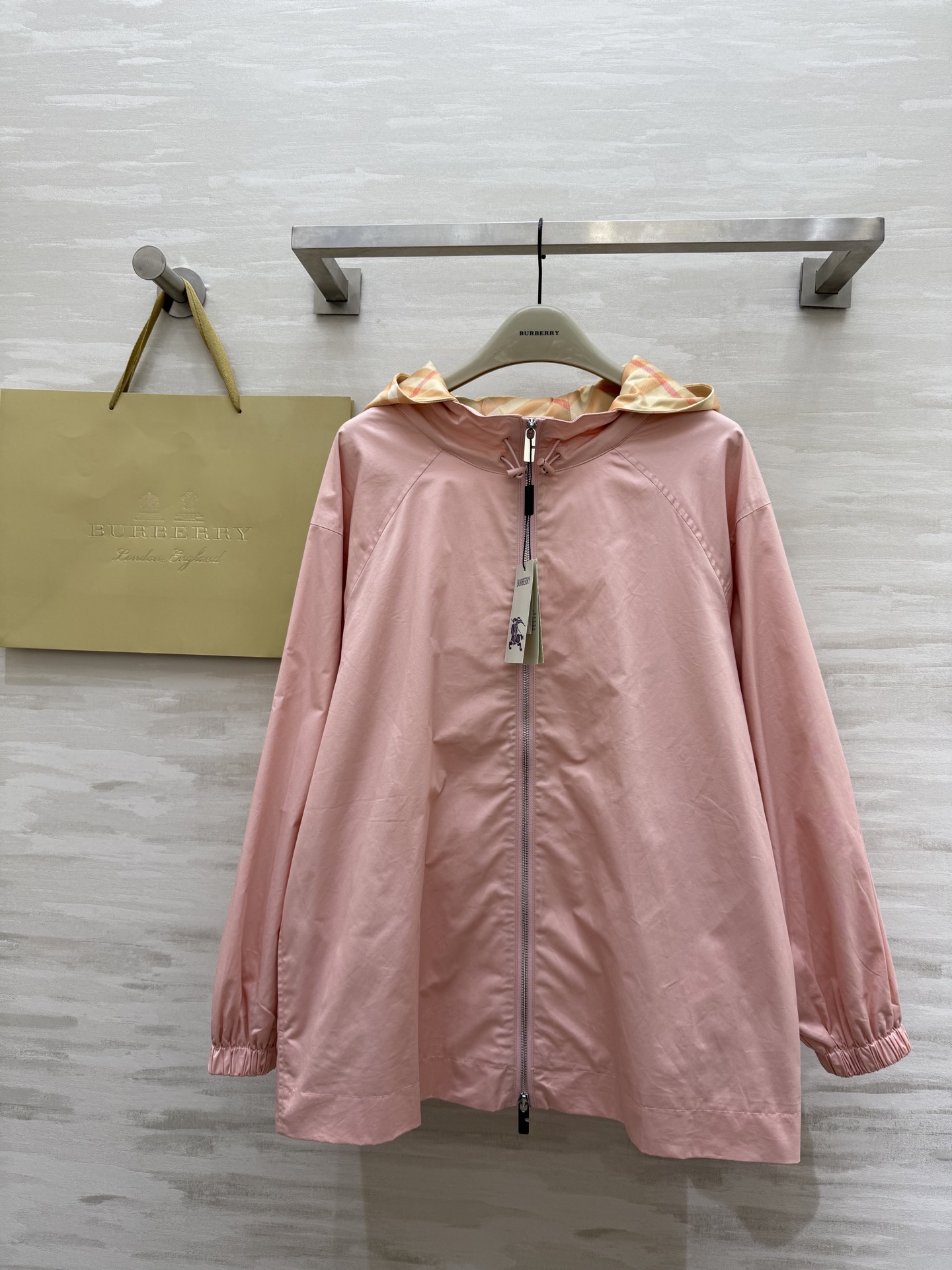 NO:413042,#Burberrss new style plaid hooded jacket can be used as a windbreaker or as a sunscreen jacket. Classic design. The upper body is exquisite and capable and decent. It is easy to match!  Custom imported fabric is crisp and stylish. Hat contrasting color custom plaid. Full of high-end feel. High-quality customization. Spot sizeS/M/L (size size 114, 68-size length), burberry, jackets & coats, jackets & coats, hats, alexander wang19860909#Burberrss新款 格纹连帽夹克外套 可当风衣可当防晒外套 经典款设计 上身精致又干练得体 搭配起来随心应手！定制进口面料挺括有型 帽子撞色定制格纹 满满的高级感 高品质定制 现货首发sizeS/M/L（s码胸围114,衣长68）,,burberry,jackets & coats,jackets & coats,hats,alexander wang,Women's clothing