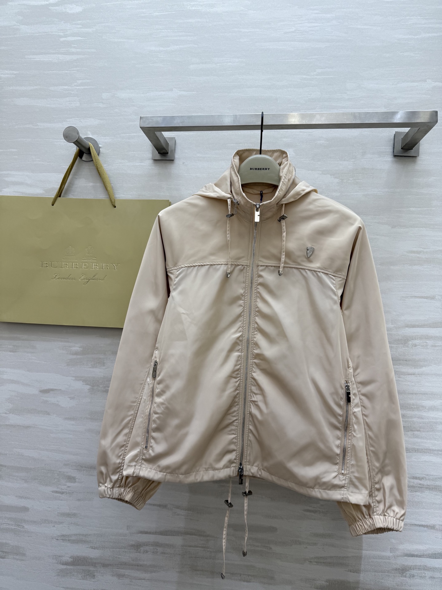 NO:414141,#Burberrss thin sunscreen short jacket, high quality customization, spot first-time sizeS/M/L/XL/XXL (size s bust 112, 72 length),,burberry, jackets & coats,alexander wang19860909#Burberrss薄款防晒短夹克 高品质定制 现货首发sizeS/M/L/XL/XXL（s码胸围112,衣长72）,,burberry,jackets & coats,alexander wang,Women's clothing