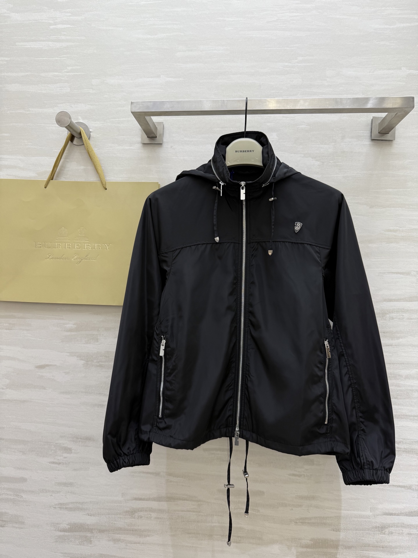 NO:414158,#Burberrss thin sunscreen short jacket, high quality customization, spot first-time sizeS/M/L/XL/XXL (size s bust 112, 72 length),,burberry, jackets & coats,alexander wang19860909#Burberrss薄款防晒短夹克 高品质定制 现货首发sizeS/M/L/XL/XXL（s码胸围112,衣长72）,,burberry,jackets & coats,alexander wang,Women's clothing