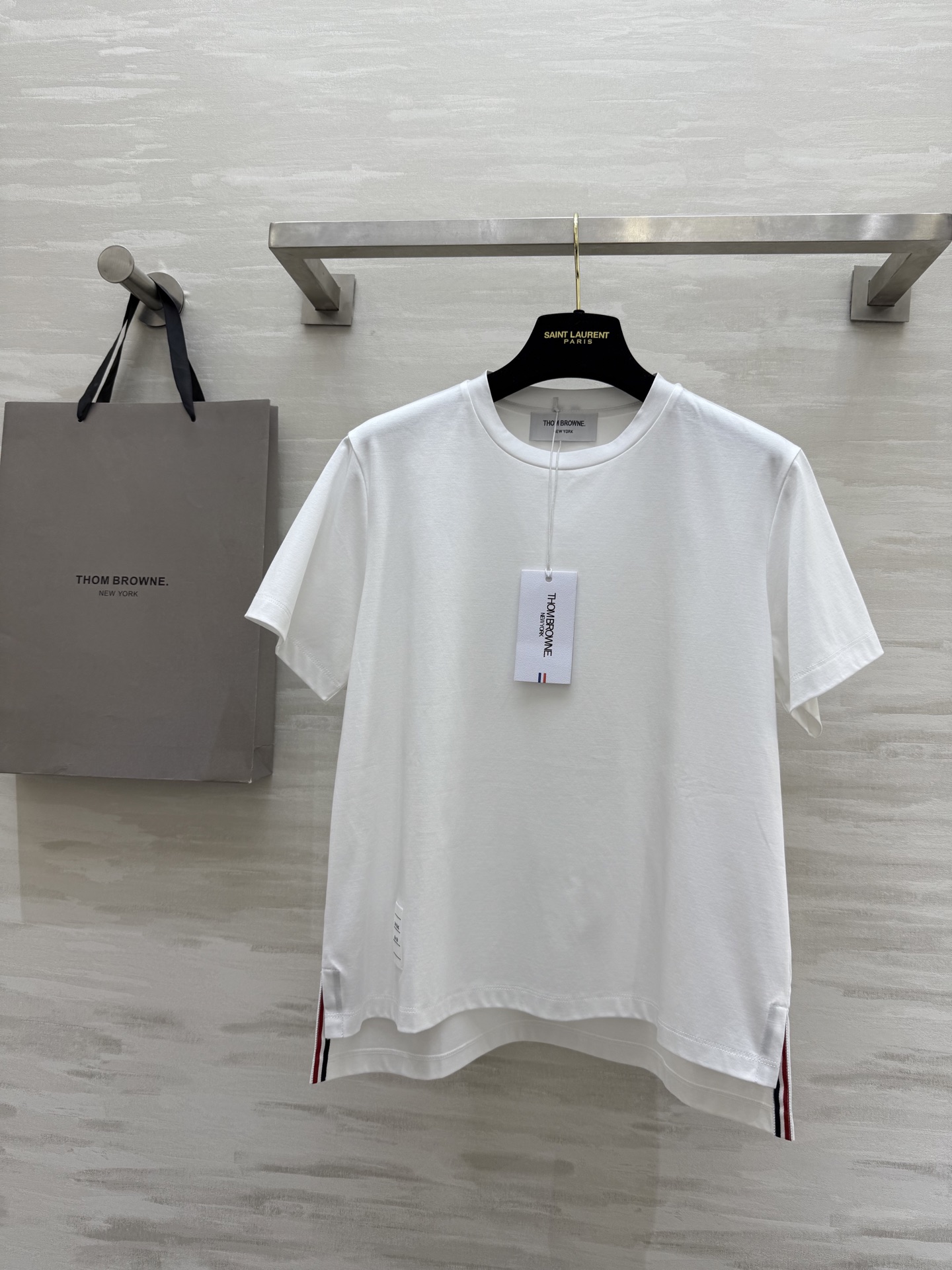 NO:414171,Thom Brownss｜College style front short back long short sleeve T-shirt high quality customization spot sizeS/M/L (size size 40 shoulder width, bust 98, length 65), T-shirt,tees, t-shirt,alexander wang19860909Thom Brownss｜学院风前短后长短袖T恤 高品质定制 现货首发sizeS/M/L（s码肩宽40,胸围98,衣长65）,,T-shirt,tees，t-shirt,alexander wang,Women's clothing