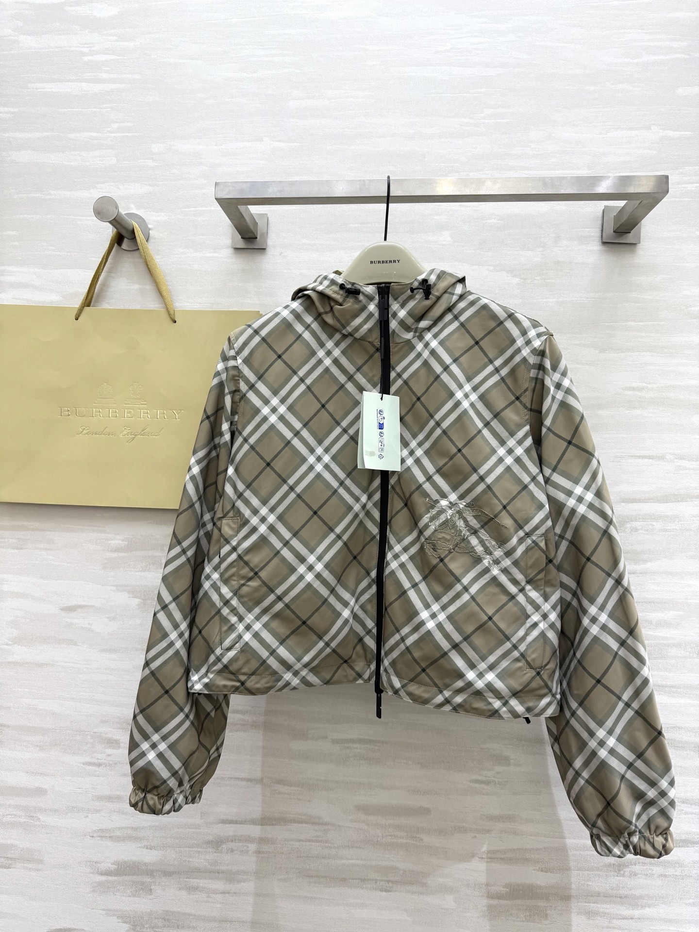 NO:414224,#Burberrss checked horse embroidery front and back two coats, high-quality customization, spot first-time sizeS/M/L/XL/XxL (size s bust 106, 52 length),,burberry, jackets & coats,alexander wang19860909#Burberrss格纹战马刺绣正反两穿外套 高品质定制 现货首发sizeS/M/L/XL/XxL（s码胸围106,衣长52）,,burberry,jackets & coats,alexander wang,Women's clothing