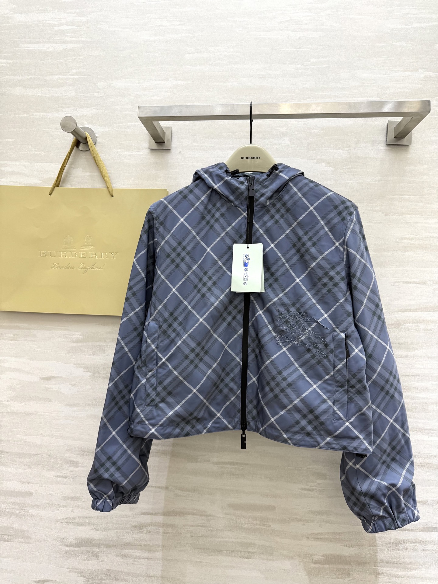 NO:414173,#Burberrss checked horse embroidery front and back two coats, high-quality customization, spot first-time sizeS/M/L/XL/XxL (size s bust 106, 52 length),,burberry, jackets & coats,alexander wang19860909#Burberrss格纹战马刺绣正反两穿外套 高品质定制 现货首发sizeS/M/L/XL/XxL（s码胸围106,衣长52）,,burberry,jackets & coats,alexander wang,Women's clothing