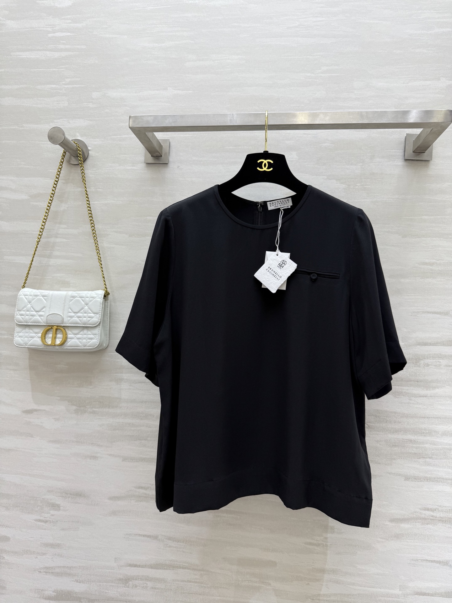 NO:414934,#BCss heavy silk short-sleeved T-shirt elegant and high-end luxury silk texture skin-friendly and comfortable high-quality customization spot sizeS/M/L (M size shoulder width 37, bust 100, length 58), T-shirt,tees, t-shirt,real silk,alexander wang19860909#BCss重磅真丝短袖T恤 优雅高级 奢华真丝质地亲肤舒适 高品质定制 现货首发sizeS/M/L（M码肩宽37,胸围100,衣长58）,,T-shirt,tees，t-shirt,real silk,alexander wang,Women's clothing