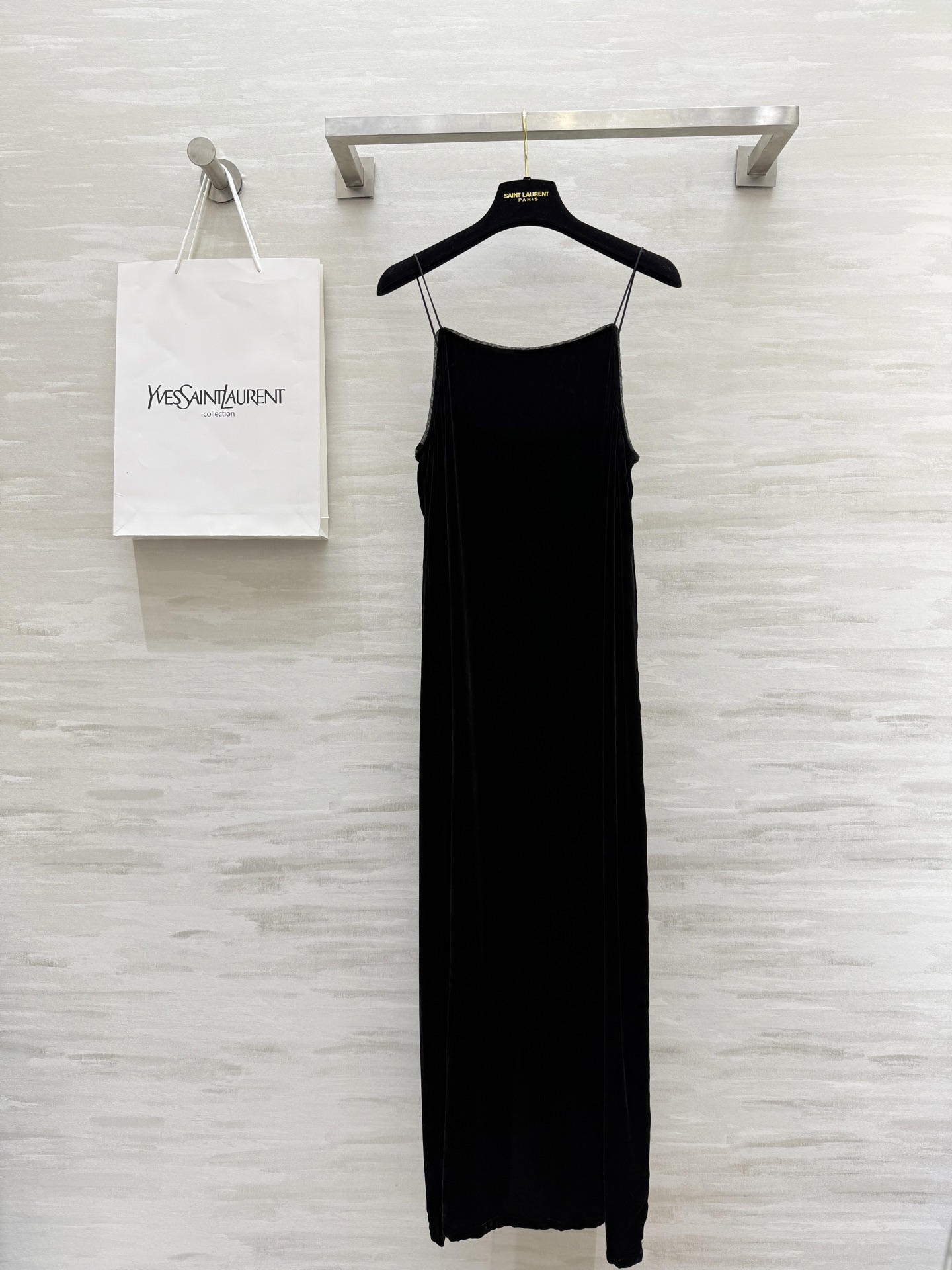 NO:414941,#ysl new style silk velvet suspender skirt luxury high-end silk velvet texture skin-friendly and comfortable adjustable suspender design high quality spot first-time sizeS/M/L/XL (size s size does not include shoulder strap skirt length 116, bust 90), saint laurent, skirts, real silk, alexander wang19860909#ysl新款 真丝丝绒吊带裙 奢华高级 真丝丝绒质地亲肤舒适 调节吊带设计 高品质 现货首发sizeS/M/L/XL（s码不含肩带裙长116,胸围90）,,saint laurent,skirts,real silk,alexander wang,Women's clothing