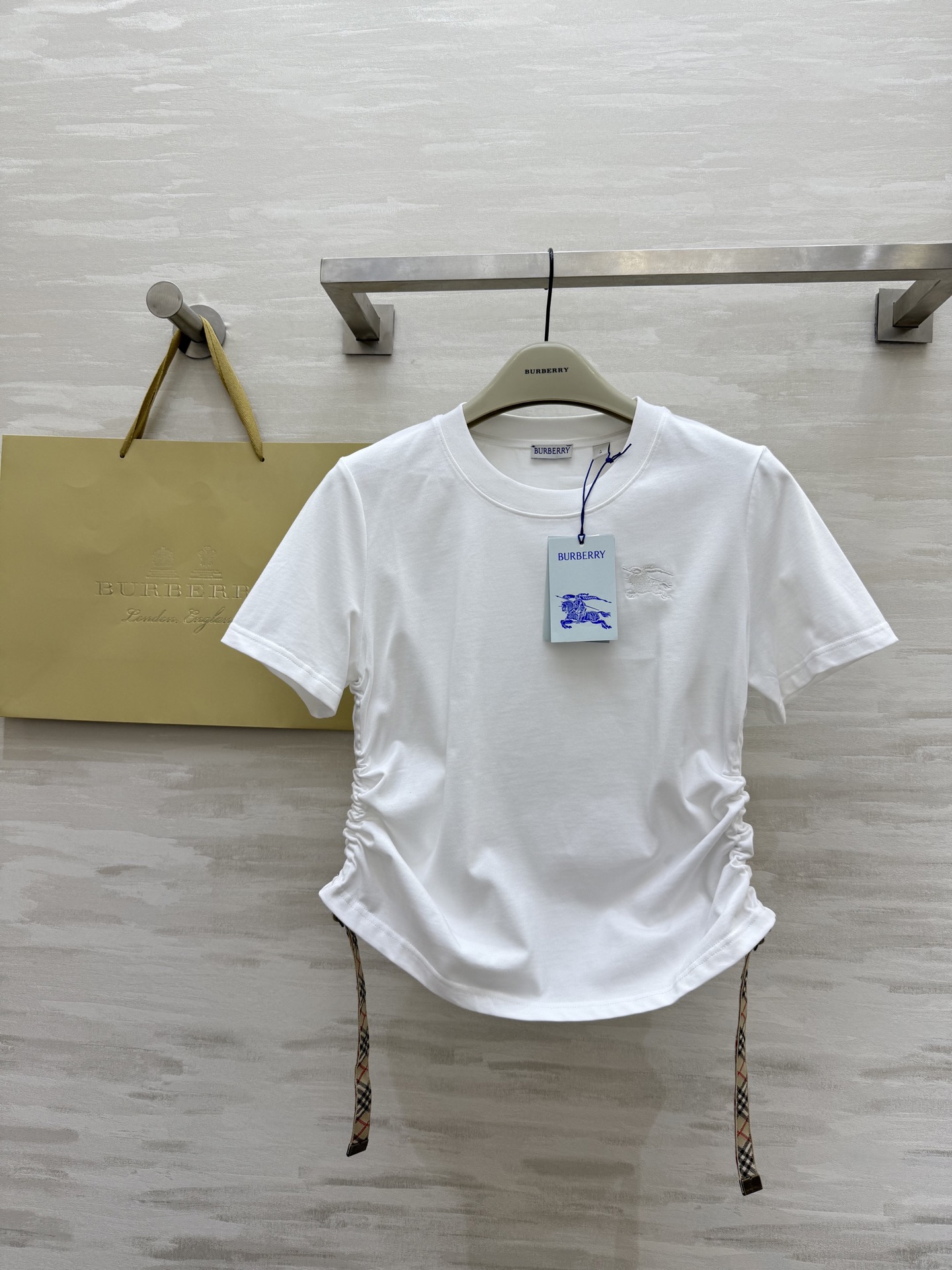 NO:414949,#Burberr new style, double-sided pleated waist-lifted short-sleeved T-shirt, drawstring waist-hugging fashionable and slimming, customized pure cotton texture, skin-friendly and comfortable, front closure heavy industry war horse embroidery, high quality, spot first-time sizeS/M/L/XL/XXL (),,burberry,T-shirt,tees,t-shirt,alexander wang19860909#Burberr新款 双侧褶皱收腰短袖T恤 抽绳收腰时髦显瘦 定制纯棉质地亲肤舒适 前襟重工战马刺绣 高品质 现货首发sizeS/M/L/XL/XXL（）,,burberry,T-shirt,tees，t-shirt,alexander wang,Women's clothing