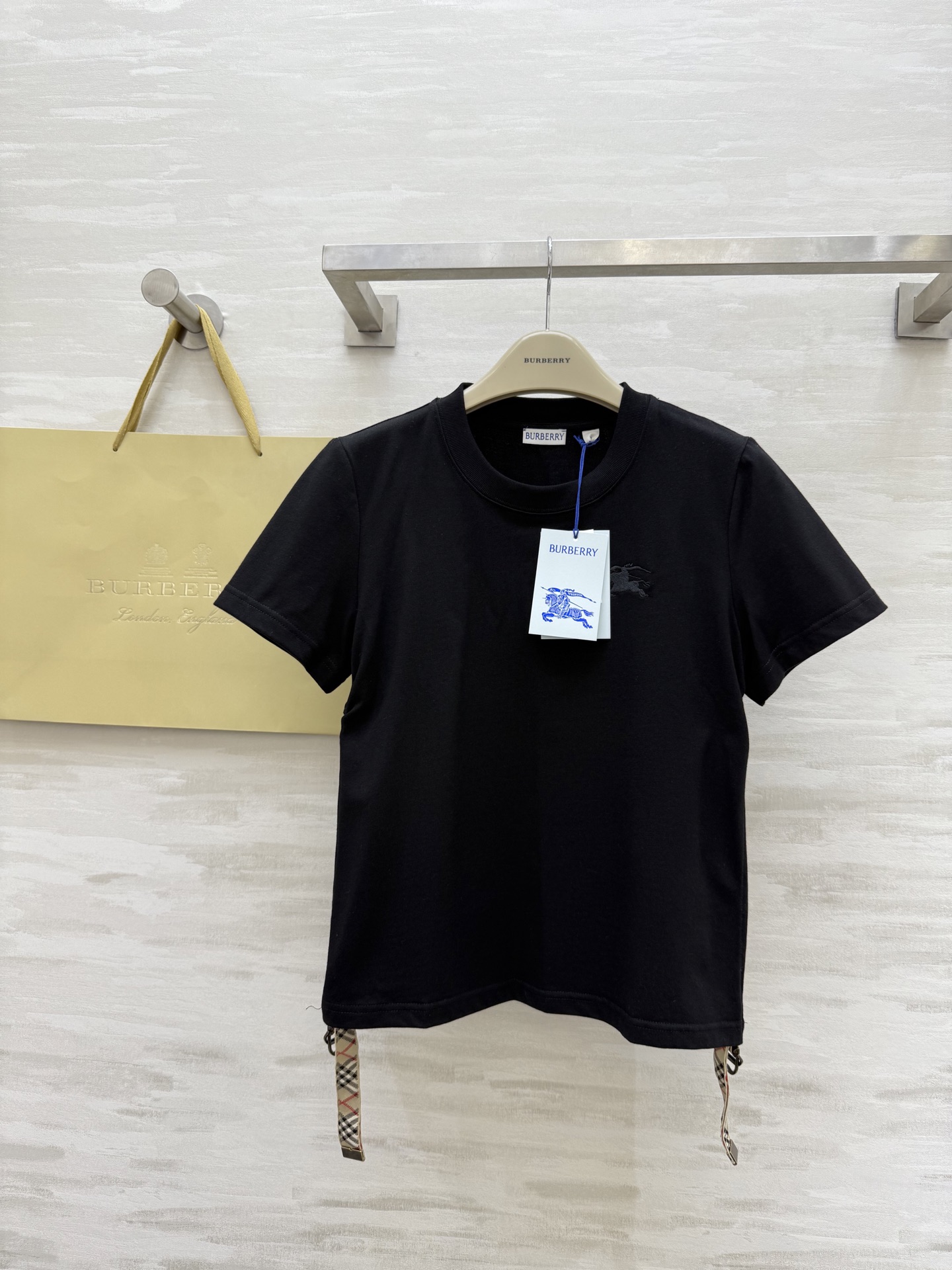 NO:414896,#Burberr new style, double-sided pleated waist-lifted short-sleeved T-shirt, drawstring waist-hugging fashionable and slimming, customized pure cotton texture, skin-friendly and comfortable, front closure heavy industry war horse embroidery, high quality, spot first-time sizeS/M/L/XL/XXL (),,burberry,T-shirt,tees,t-shirt,alexander wang19860909#Burberr新款 双侧褶皱收腰短袖T恤 抽绳收腰时髦显瘦 定制纯棉质地亲肤舒适 前襟重工战马刺绣 高品质 现货首发sizeS/M/L/XL/XXL（）,,burberry,T-shirt,tees，t-shirt,alexander wang,Women's clothing