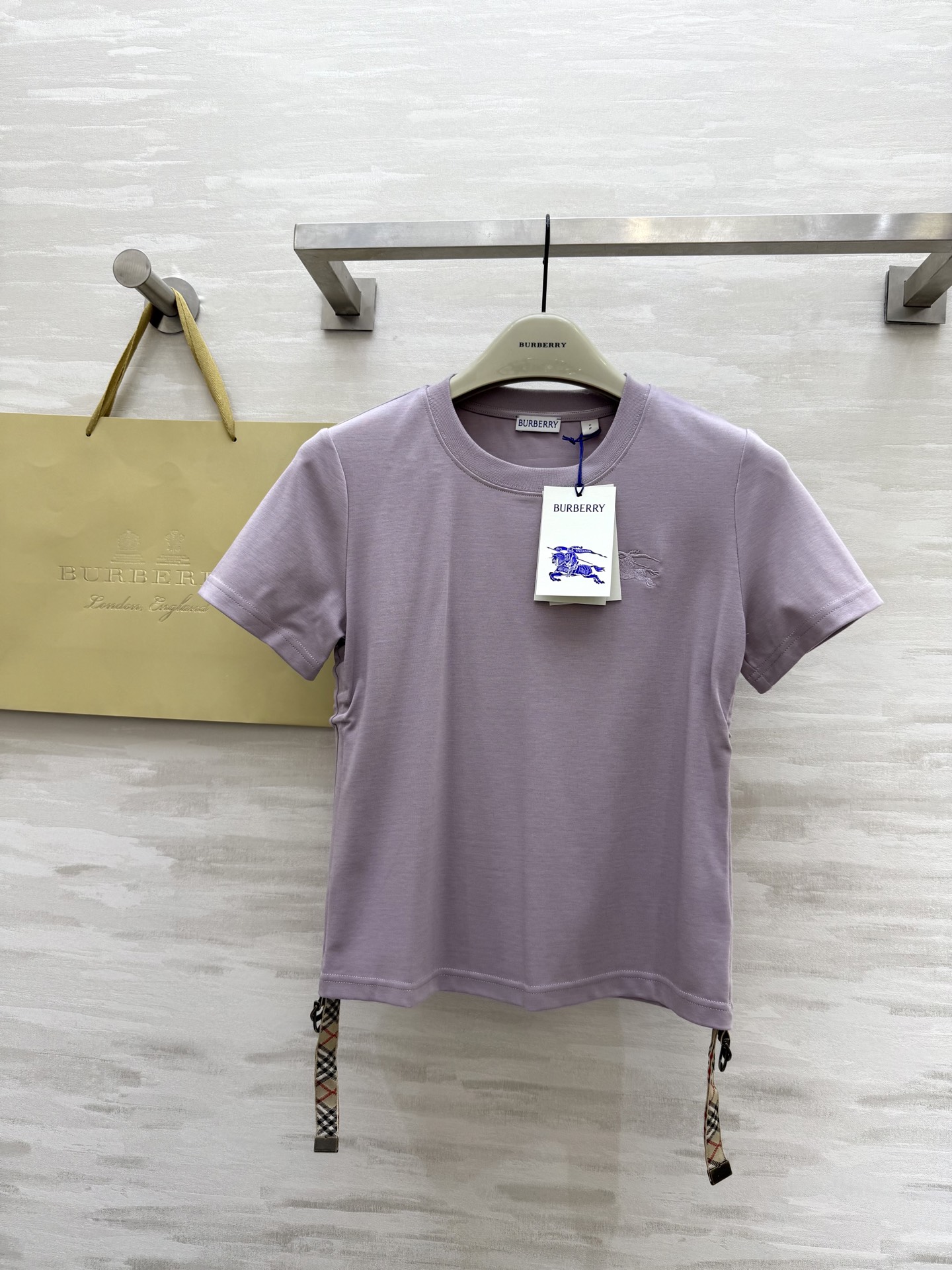 NO:414911,#Burberr new style, double-sided pleated waist-lifted short-sleeved T-shirt, drawstring waist-hugging fashionable and slimming, customized pure cotton texture, skin-friendly and comfortable, front closure heavy industry war horse embroidery, high quality, spot first-time sizeS/M/L/XL/XXL (),,burberry,T-shirt,tees,t-shirt,alexander wang19860909#Burberr新款 双侧褶皱收腰短袖T恤 抽绳收腰时髦显瘦 定制纯棉质地亲肤舒适 前襟重工战马刺绣 高品质 现货首发sizeS/M/L/XL/XXL（）,,burberry,T-shirt,tees，t-shirt,alexander wang,Women's clothing