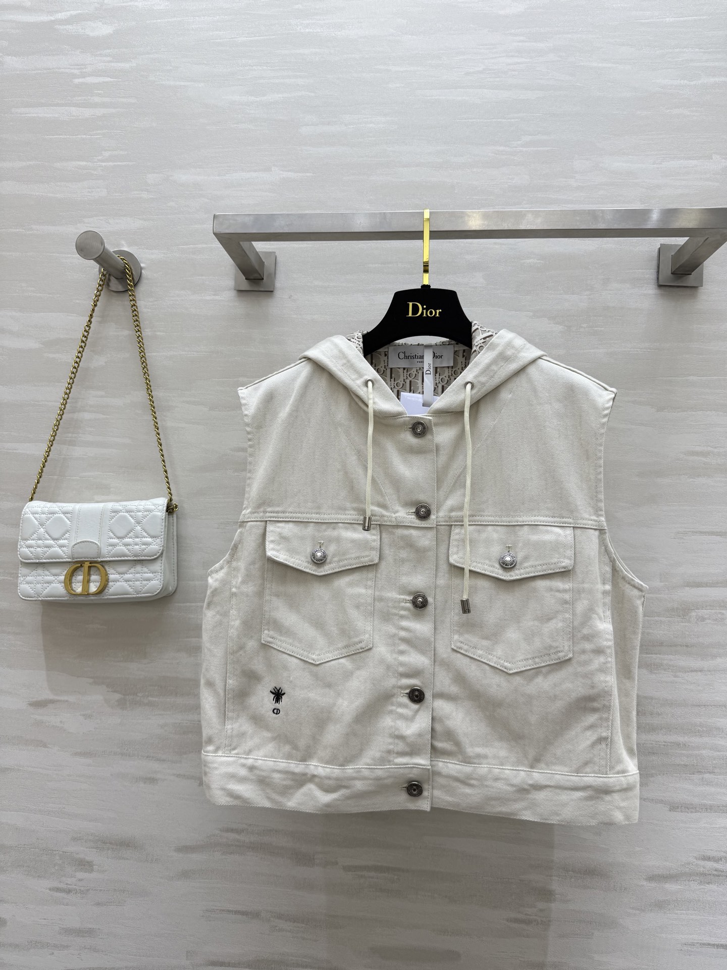 NO:416263,#DIO new style hooded vest jacket jacket custom inner logo color woven print low-key high-end and fashionable classic style top body look slimming casual and fashionable handsome items imported raw denim fabric enzyme washing process High quality customization spot first-time size36/38/40 (36 size shoulder width 43, bust 100, length 50), dior, jackets & coats, jackets & coats, hats, alexander wang19860909#DIO新款 连帽马甲夹克外套 定制内里logo色织印花低调高级又时髦 经典版型上身巨显瘦 休闲时髦的帅气单品 进口原浆牛仔面料酵素洗水工艺 高品质定制 现货首发size36/38/40（36码肩宽43,胸围100,衣长50）,,dior,jackets & coats,jackets & coats,hats,alexander wang,Women's clothing