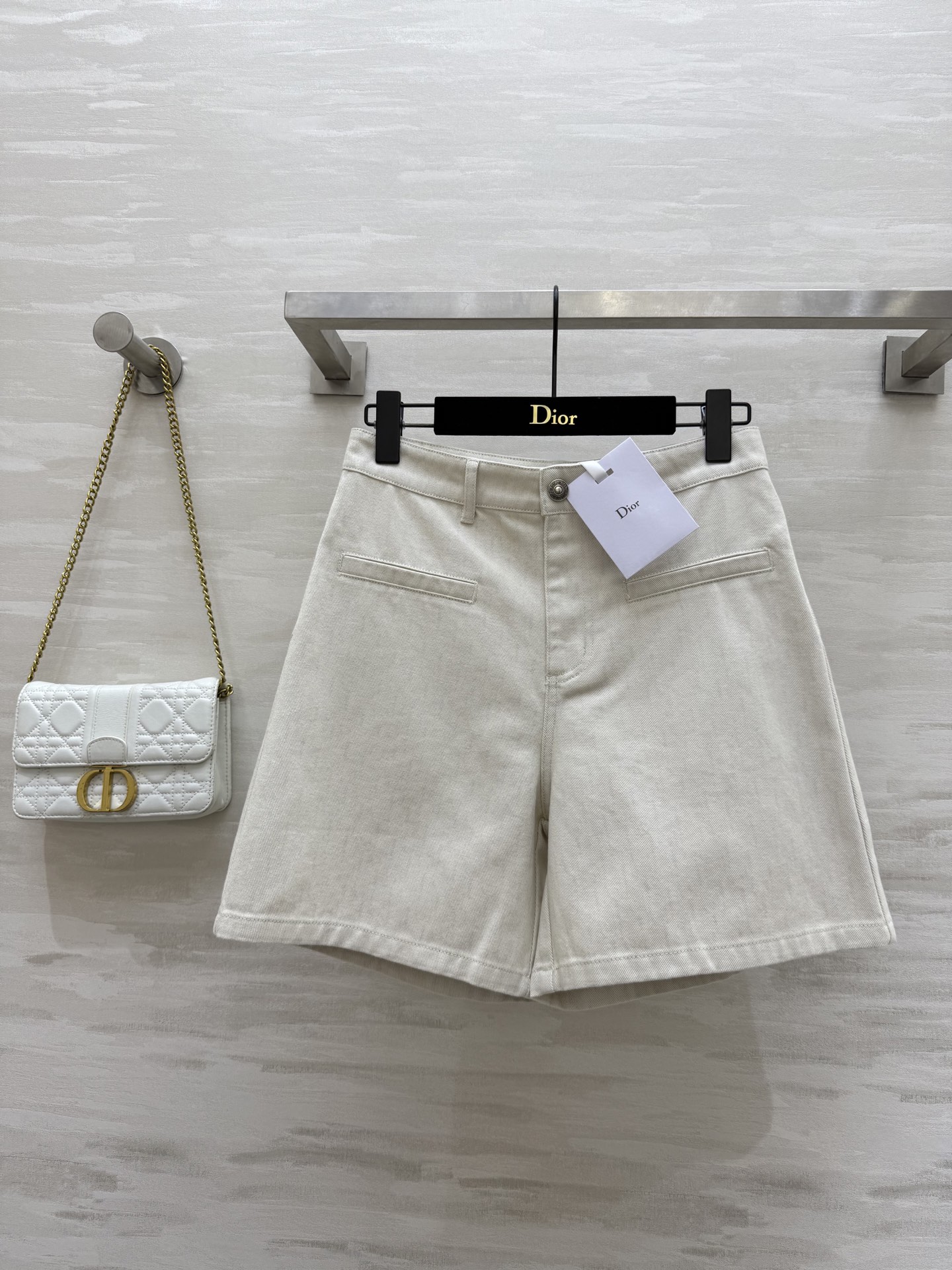 NO:416270,#DIO new style denim mid-pants custom inner lining logo color woven print low-key high-end and fashionable classic style big slim upper body Casual and fashionable handsome items Imported raw denim fabric enzyme washing process High-quality customization Spot first-time size36/38/40 (36 size waist circumference 68, hip circumference 90, pants length 41), Dior, alexander wang19860909#DIO新款 牛仔中裤 定制内里logo色织印花低调高级又时髦 经典版型上身巨显瘦 休闲时髦的帅气单品 进口原浆牛仔面料酵素洗水工艺 高品质定制 现货首发size36/38/40（36码腰围68,臀围90,裤长41）,,dior,alexander wang,Women's clothing