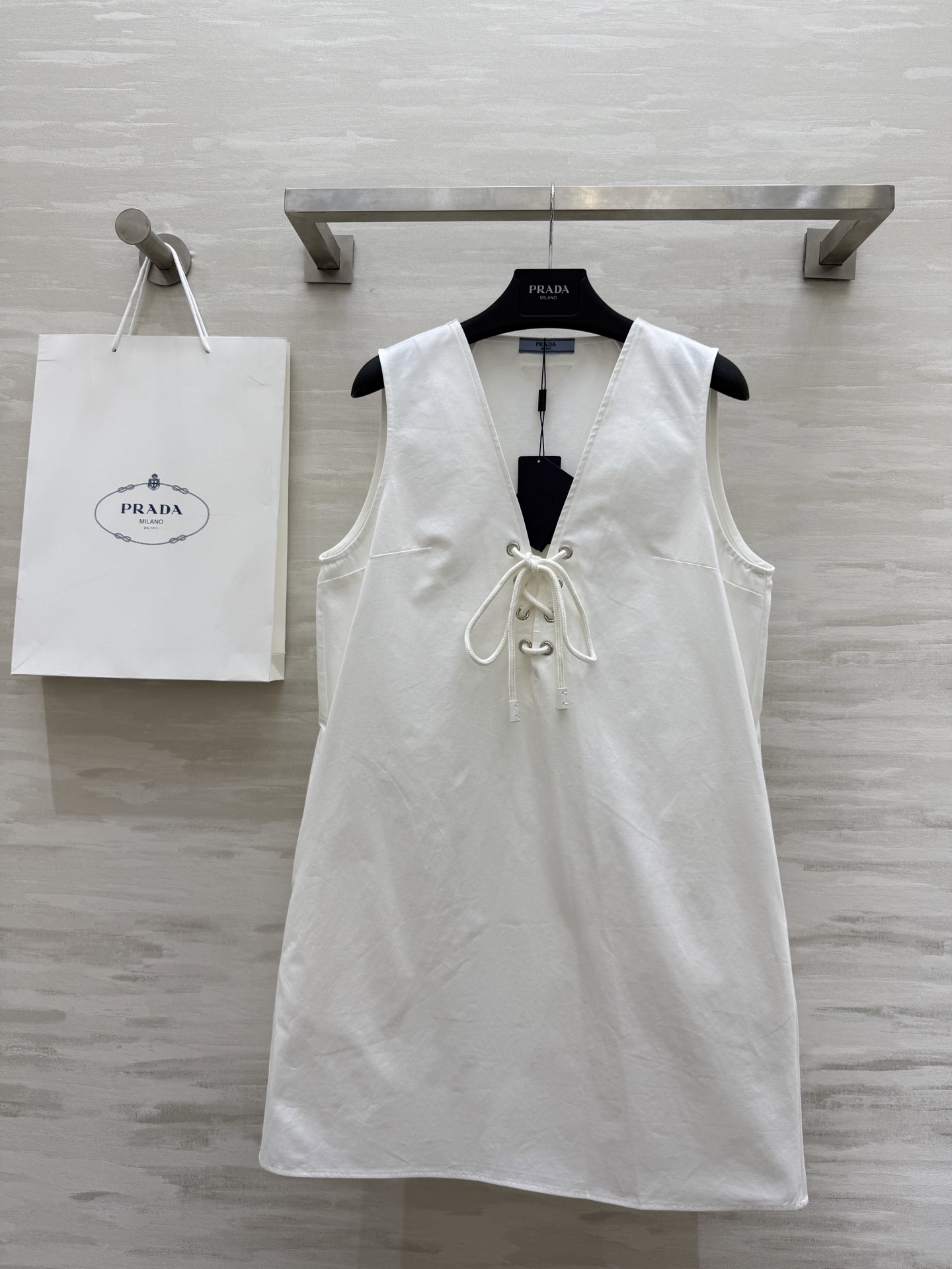 NO:416279,#Pradss A-swinging white skirt, classic A-style, sleeveless design, refreshing and slimming, chest hemp rope straps are the finishing touch, instantly enhance the sense of high-end, single-fitting and stacking are OK, versatile and not picky style, high-quality customization, spot first-time sizeS/M/L (size s bust 94, 83 length),,prada, skirts,alexander wang19860909#Pradss A摆小白裙 经典小A版型 无袖设计清爽又显瘦 胸口麻绳绑带简直是点睛之笔 瞬间提升高级感 单穿叠搭都OK 百搭不挑风格 高品质定制 现货首发sizeS/M/L（s码胸围94,衣长83）,,prada,skirts,alexander wang,Women's clothing