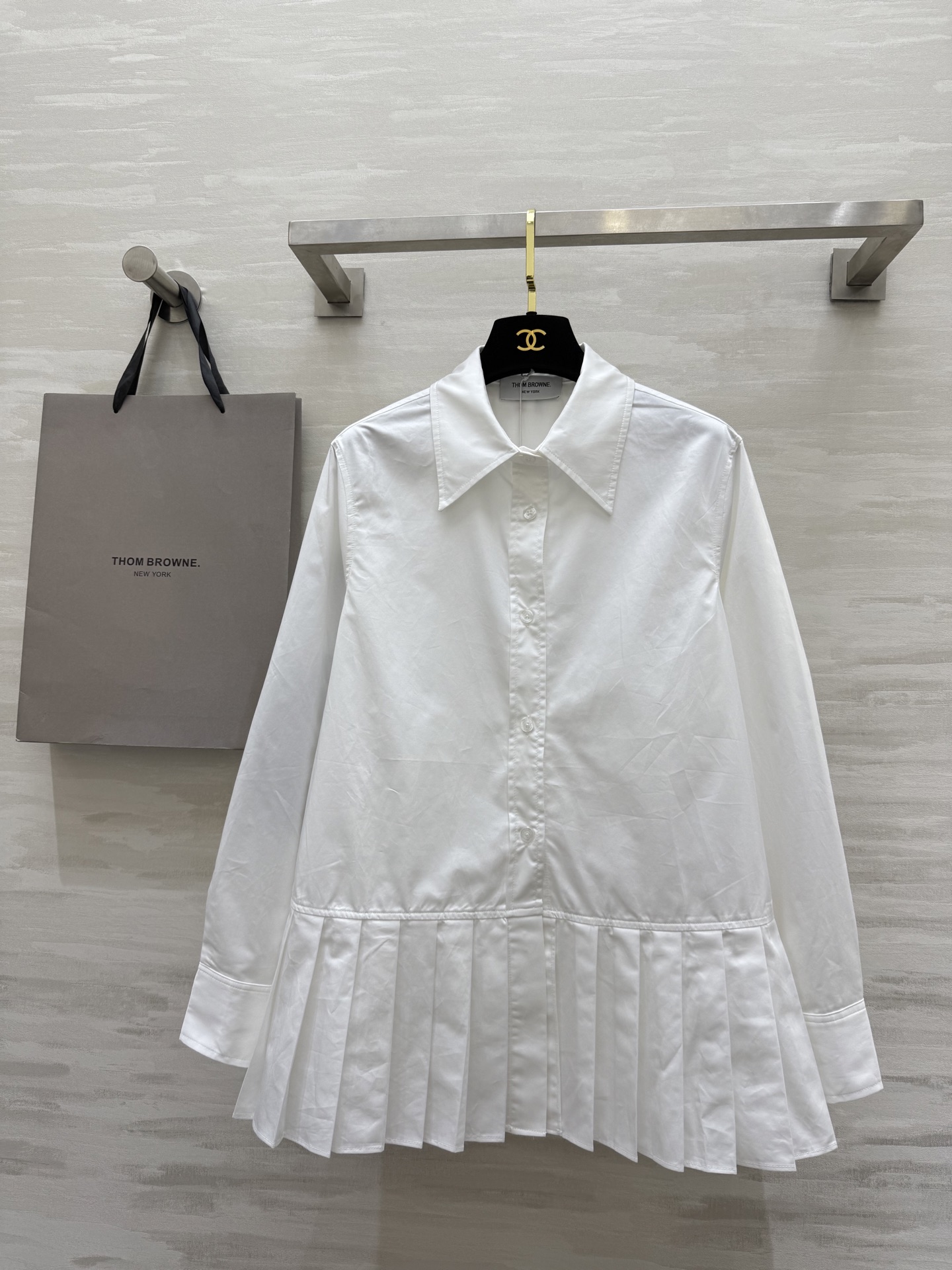 NO:416293,#ThomBrown new style college style pleated shirt Positioning bar elements Compressed design H-style versatile and not picky, Worn-spin poplin pure cotton texture comfortable 3D three-dimensional tailoring style upper body age-reducing sweetness Low-key luxury design sense A must-have artifact for fashionable top students High-quality customization Spot first-time sizeS/M/L (size s-s bust 94, 68 length), Alexander wang19860909#ThomBrown新款 学院风百褶衬衣 定位杠条元素 压褶设计 H版型百搭不挑人 精纺府绸纯棉质感舒适 3D立体剪裁版型上身减龄甜美 低调奢华设计感 时髦尖子生必备神器 高品质定制 现货首发sizeS/M/L（s码胸围94,衣长68）,,alexander wang,Women's clothing