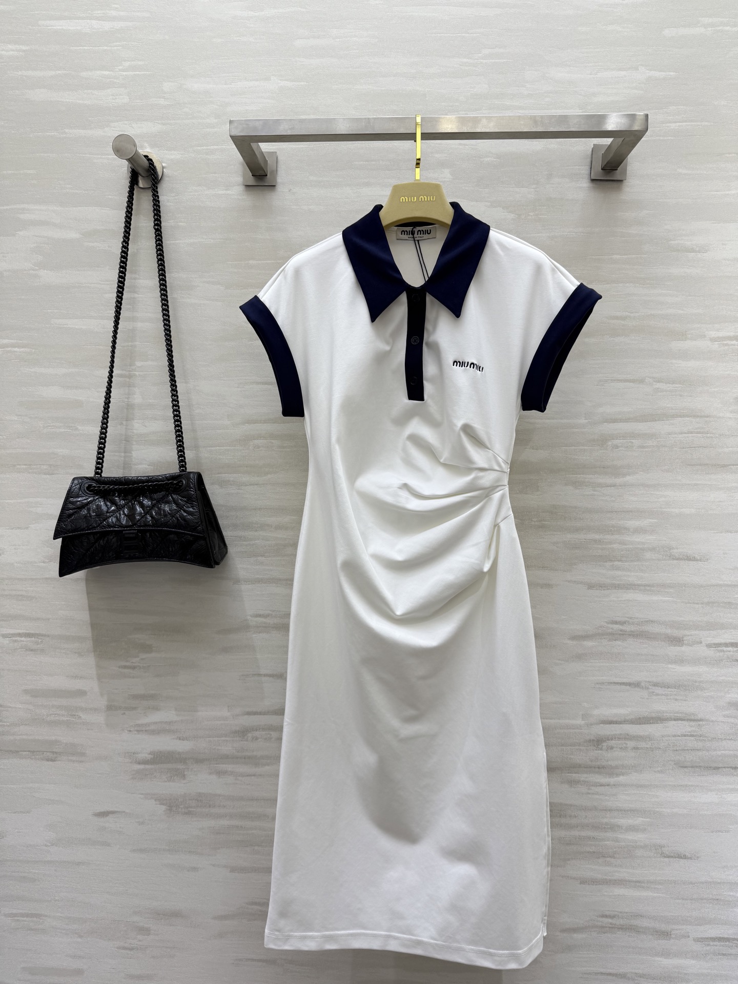 NO:416304,#Miumi new style contrasting Polo collar cotton dress Customized Roman cotton fabric Very well wrapped logo letter embroidery decoration Contrast lapel with pinched pleated waist design Highlights of small waist Slit side slit casual casual girl style High quality customization Spot sizeS/M/L (size size 92 bust, 111 length), Miumiu, skirts, alexander wang19860909#Miumi新款 撞色Polo领棉质连衣裙 定制罗马棉面料 包裹性很好 胸前logo字母刺绣装饰 撞色翻领搭配捏褶收腰版型设计 凸显小蛮腰 侧边开叉小性感设计 上身显瘦的随性休闲少女风 高品质定制 现货首发sizeS/M/L（s码胸围92, 衣长111）,,miumiu,skirts,alexander wang,Women's clothing