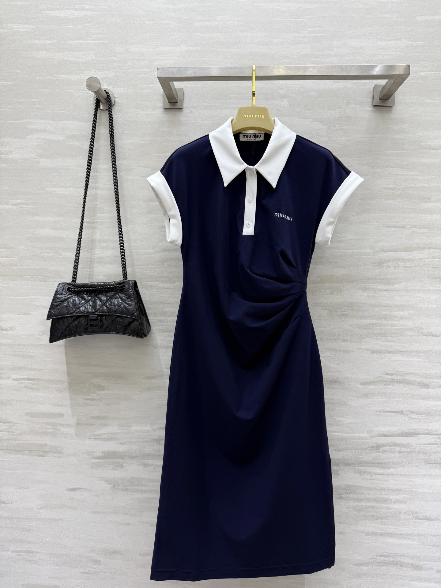 NO:416317,#Miumi new style contrasting Polo collar cotton dress Customized Roman cotton fabric Very well wrapped logo letter embroidery decoration Contrast lapel with pinched pleated waist design Highlights of small waist Slit side slit casual casual girl style High quality customization Spot sizeS/M/L (size size 92 bust, 111 length), Miumiu, skirts, alexander wang19860909#Miumi新款 撞色Polo领棉质连衣裙 定制罗马棉面料 包裹性很好 胸前logo字母刺绣装饰 撞色翻领搭配捏褶收腰版型设计 凸显小蛮腰 侧边开叉小性感设计 上身显瘦的随性休闲少女风 高品质定制 现货首发sizeS/M/L（s码胸围92, 衣长111）,,miumiu,skirts,alexander wang,Women's clothing