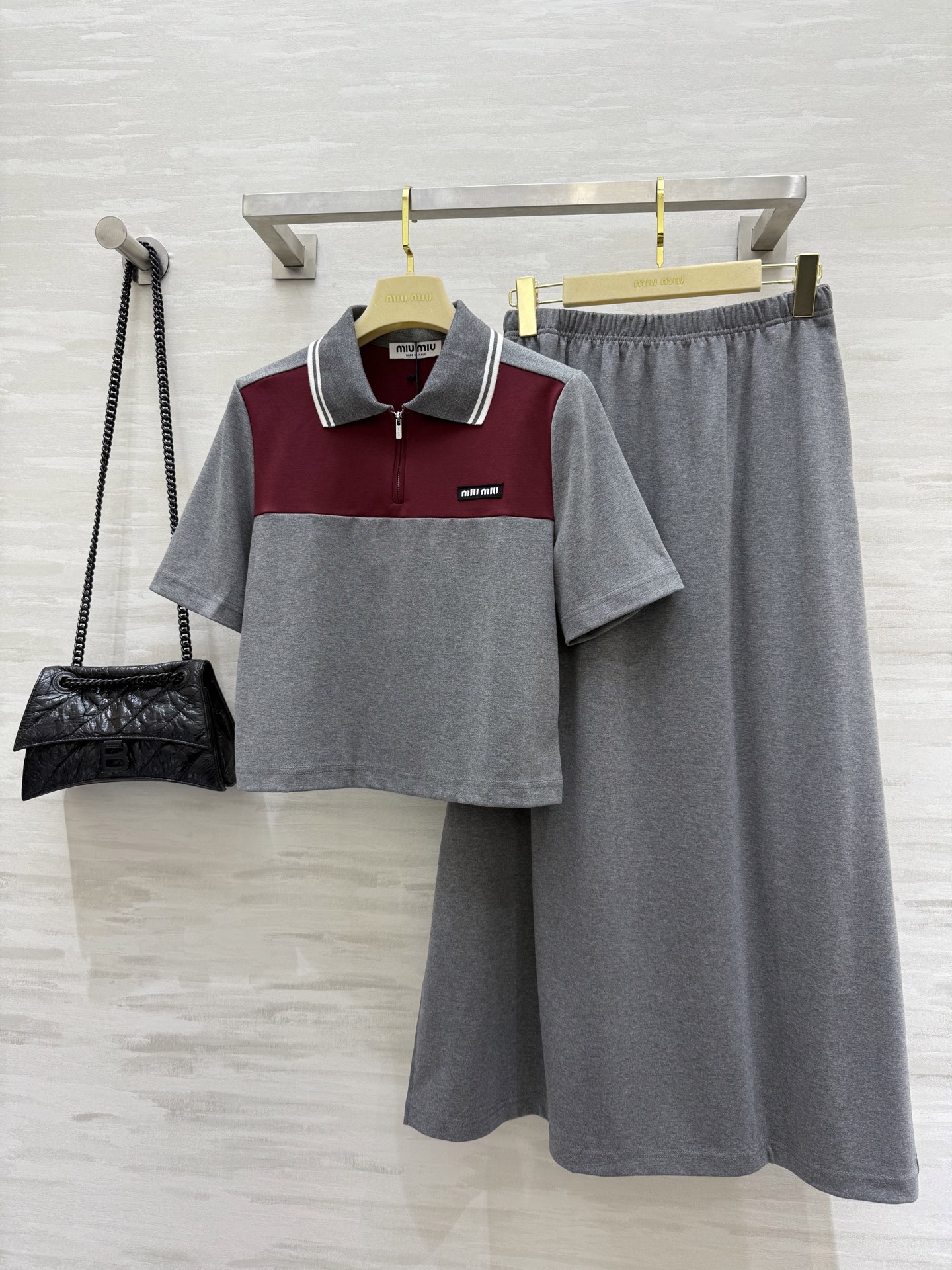 NO:416333,#Miumi new style spliced ​​contrasting color suit skirt, giant and fashionable set, girl with long legs in minutes, with a little casual and sporty style, contrasting color lapel design, side slit design, long legs are looming, very age-reducing young girl, full of fashionable feeling, high-quality customization, spot first-time sizeS/M/L (size s shoulder width 39, bust 94, 49, waist 68, skirt length 91),,miumiu, skirt 9, alexander wang19860909#Miumi新款 拼接撞色套装裙 巨巨巨时髦一套上身分分钟变长腿姑娘 带点休闲运动风 撞色翻领设计 半裙侧边开叉设计 大长腿若隐若现 非常减龄青春少女 时髦感满满 高品质定制 现货首发sizeS/M/L（s码肩宽39,胸围94,衣长49,腰围68,裙长91）,,miumiu,skirts,alexander wang,Women's clothing