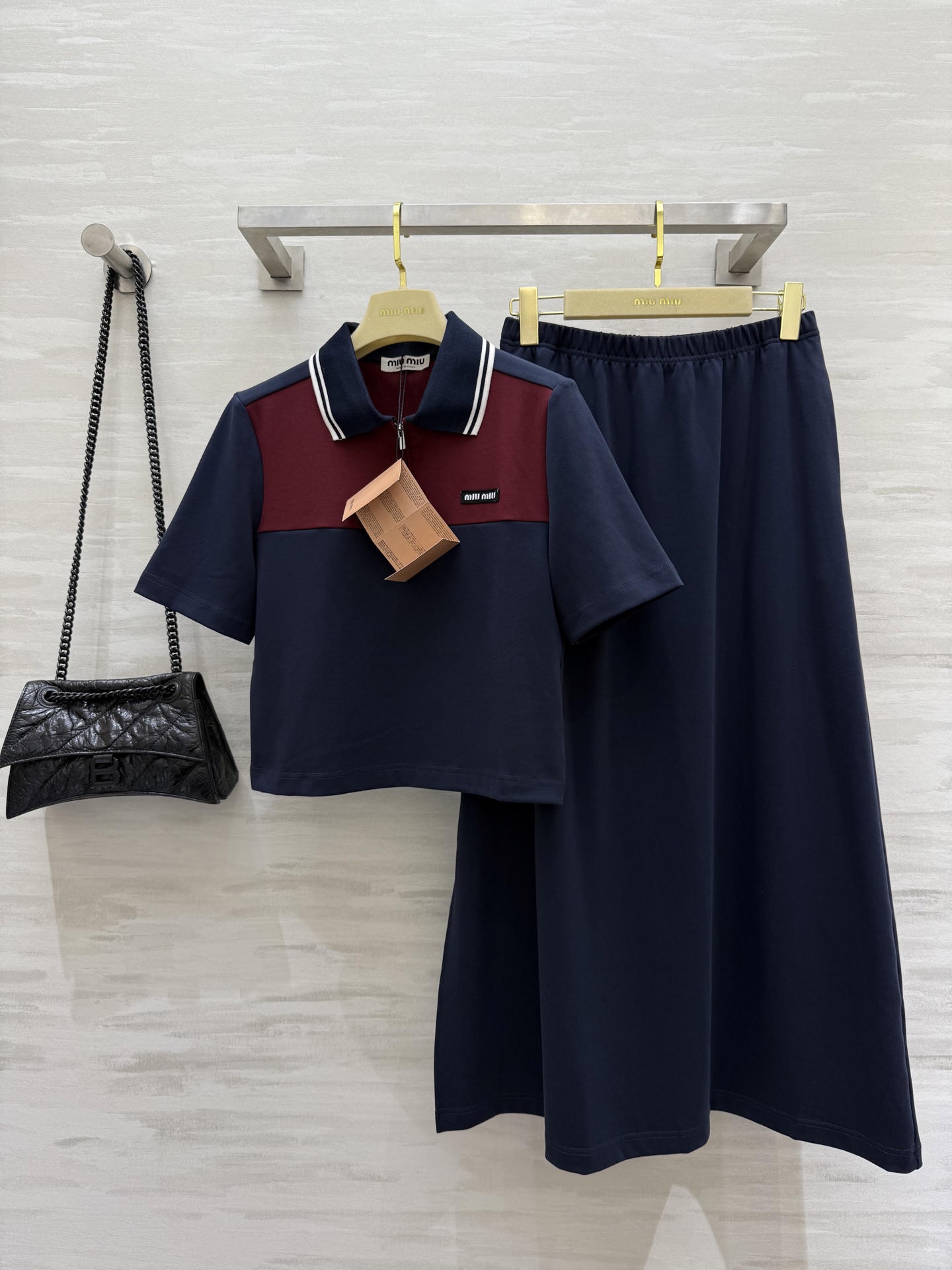 NO:416280,#Miumi new style spliced ​​contrasting color suit skirt, giant and fashionable set, girl with long legs in minutes, with a little casual and sporty style, contrasting color lapel design, side slit design, long legs are looming, very age-reducing young girl, full of fashionable feeling, high-quality customization, spot first-time sizeS/M/L (size s shoulder width 39, bust 94, 49, waist 68, skirt length 91),,miumiu, skirt 9, alexander wang19860909#Miumi新款 拼接撞色套装裙 巨巨巨时髦一套上身分分钟变长腿姑娘 带点休闲运动风 撞色翻领设计 半裙侧边开叉设计 大长腿若隐若现 非常减龄青春少女 时髦感满满 高品质定制 现货首发sizeS/M/L（s码肩宽39,胸围94,衣长49,腰围68,裙长91）,,miumiu,skirts,alexander wang,Women's clothing